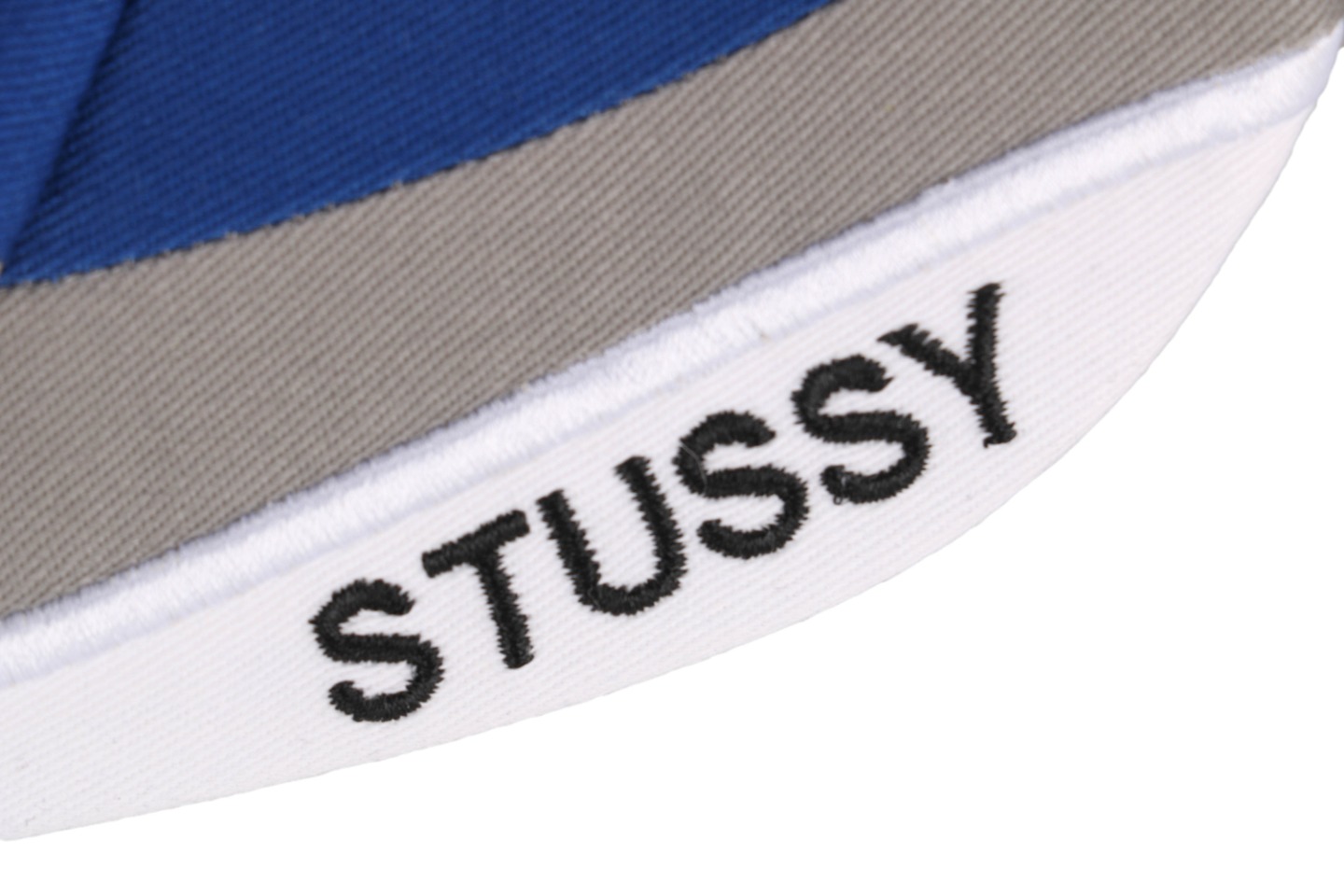 图片[6]-#Stussy/斯图西 23Fw 拼色赛车元素刺绣帽子 面料采用精梳A10856活性黑纱卡，刺绣采用立体绣花工艺，前面的LOGO和魔术贴上的字母均采用无锡露米娅线 ，这个线常年合作的品牌有N*k*，N*we*a，T*f，Adi***， 斐*乐等，由进口的百灵达绣花机打造而成，帽舌绗绣都是绣花机制作并非普通纱线，工艺费工费时，帽舌前面那根棉绳是手工用纱卡内包进去的，辅料均为外贸渠道订购的，逼真度极高，MLB NEWRA指定代工的外贸大厂作业，基本上每顶帽子找不到一根线头，产品对版一致，产品简单又好搭配 尺码：56-61cm魔术贴可调节-选品中心
