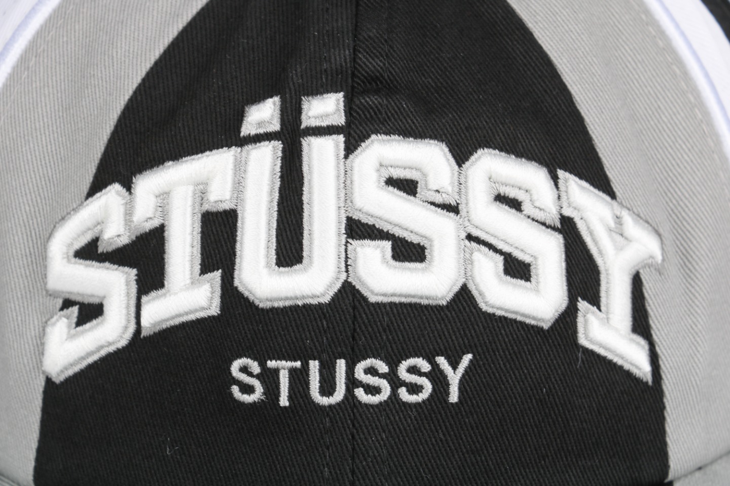 图片[3]-#Stussy/斯图西 23Fw 拼色赛车元素刺绣帽子 面料采用精梳A10856活性黑纱卡，刺绣采用立体绣花工艺，前面的LOGO和魔术贴上的字母均采用无锡露米娅线 ，这个线常年合作的品牌有N*k*，N*we*a，T*f，Adi***， 斐*乐等，由进口的百灵达绣花机打造而成，帽舌绗绣都是绣花机制作并非普通纱线，工艺费工费时，帽舌前面那根棉绳是手工用纱卡内包进去的，辅料均为外贸渠道订购的，逼真度极高，MLB NEWRA指定代工的外贸大厂作业，基本上每顶帽子找不到一根线头，产品对版一致，产品简单又好搭配 尺码：56-61cm魔术贴可调节-选品中心