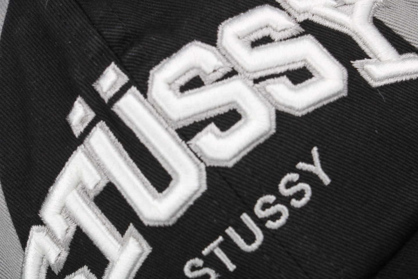 图片[5]-#Stussy/斯图西 23Fw 拼色赛车元素刺绣帽子 面料采用精梳A10856活性黑纱卡，刺绣采用立体绣花工艺，前面的LOGO和魔术贴上的字母均采用无锡露米娅线 ，这个线常年合作的品牌有N*k*，N*we*a，T*f，Adi***， 斐*乐等，由进口的百灵达绣花机打造而成，帽舌绗绣都是绣花机制作并非普通纱线，工艺费工费时，帽舌前面那根棉绳是手工用纱卡内包进去的，辅料均为外贸渠道订购的，逼真度极高，MLB NEWRA指定代工的外贸大厂作业，基本上每顶帽子找不到一根线头，产品对版一致，产品简单又好搭配 尺码：56-61cm魔术贴可调节-选品中心
