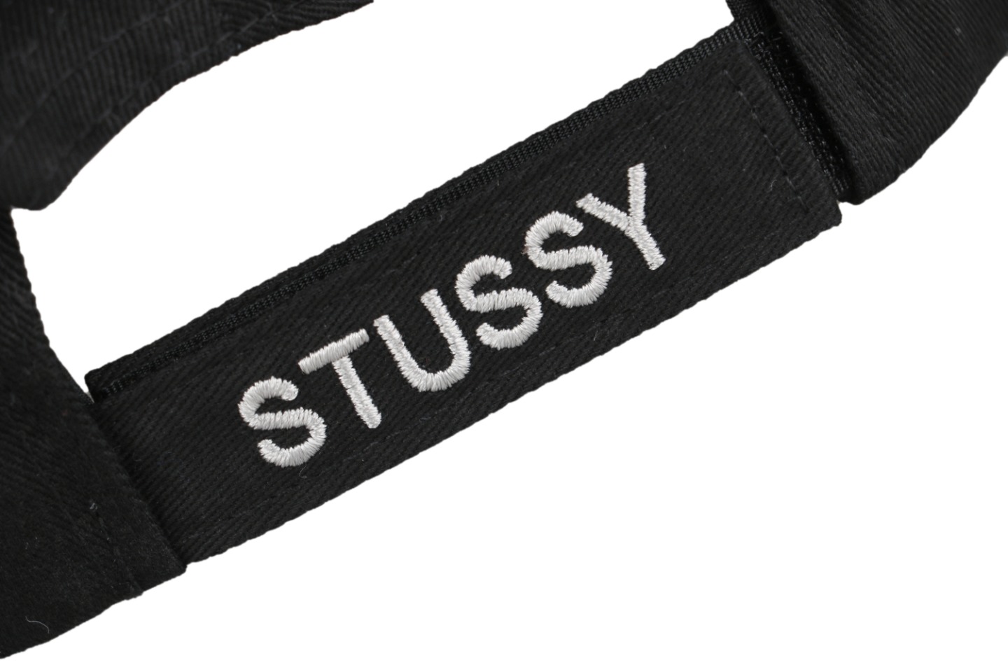 图片[9]-#Stussy/斯图西 23Fw 拼色赛车元素刺绣帽子 面料采用精梳A10856活性黑纱卡，刺绣采用立体绣花工艺，前面的LOGO和魔术贴上的字母均采用无锡露米娅线 ，这个线常年合作的品牌有N*k*，N*we*a，T*f，Adi***， 斐*乐等，由进口的百灵达绣花机打造而成，帽舌绗绣都是绣花机制作并非普通纱线，工艺费工费时，帽舌前面那根棉绳是手工用纱卡内包进去的，辅料均为外贸渠道订购的，逼真度极高，MLB NEWRA指定代工的外贸大厂作业，基本上每顶帽子找不到一根线头，产品对版一致，产品简单又好搭配 尺码：56-61cm魔术贴可调节-选品中心