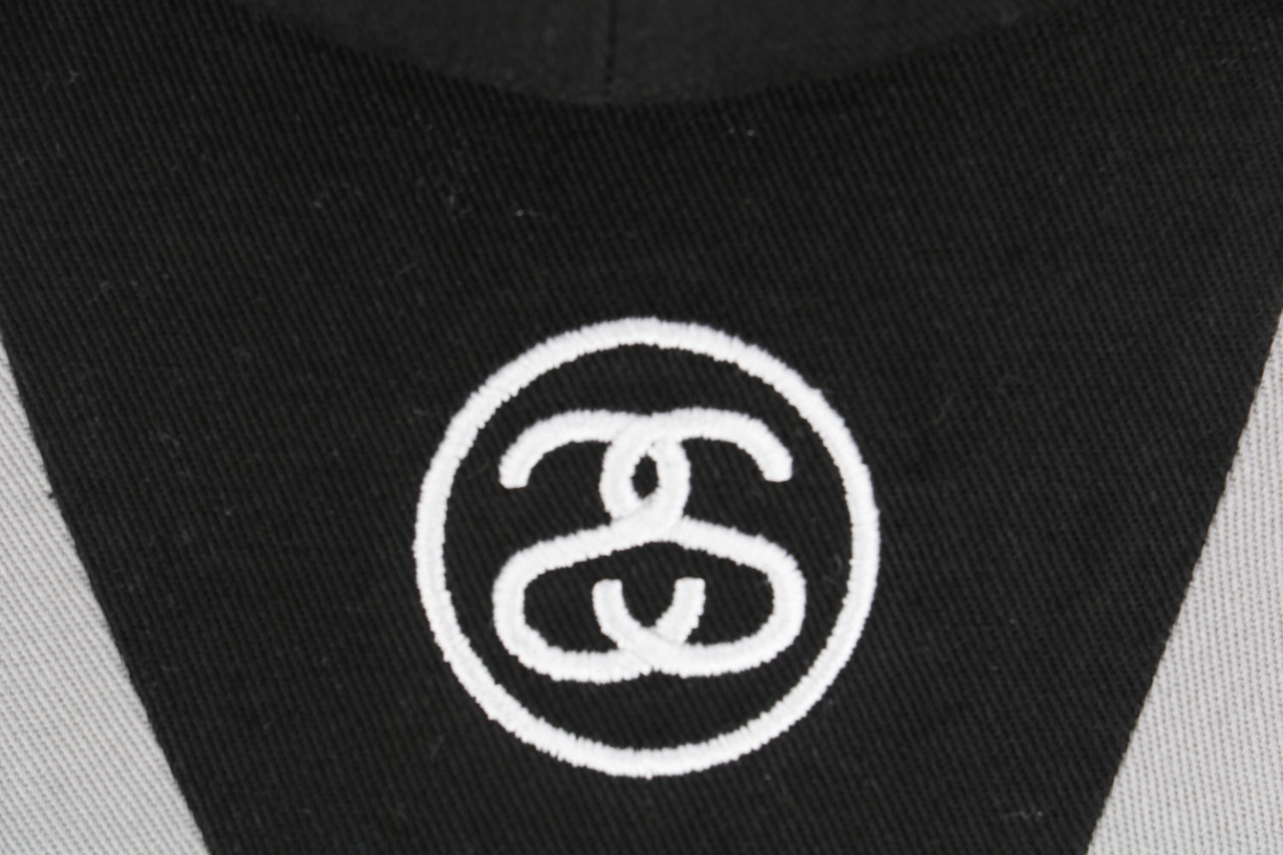 图片[4]-#Stussy/斯图西 23Fw 拼色赛车元素刺绣帽子 面料采用精梳A10856活性黑纱卡，刺绣采用立体绣花工艺，前面的LOGO和魔术贴上的字母均采用无锡露米娅线 ，这个线常年合作的品牌有N*k*，N*we*a，T*f，Adi***， 斐*乐等，由进口的百灵达绣花机打造而成，帽舌绗绣都是绣花机制作并非普通纱线，工艺费工费时，帽舌前面那根棉绳是手工用纱卡内包进去的，辅料均为外贸渠道订购的，逼真度极高，MLB NEWRA指定代工的外贸大厂作业，基本上每顶帽子找不到一根线头，产品对版一致，产品简单又好搭配 尺码：56-61cm魔术贴可调节-选品中心