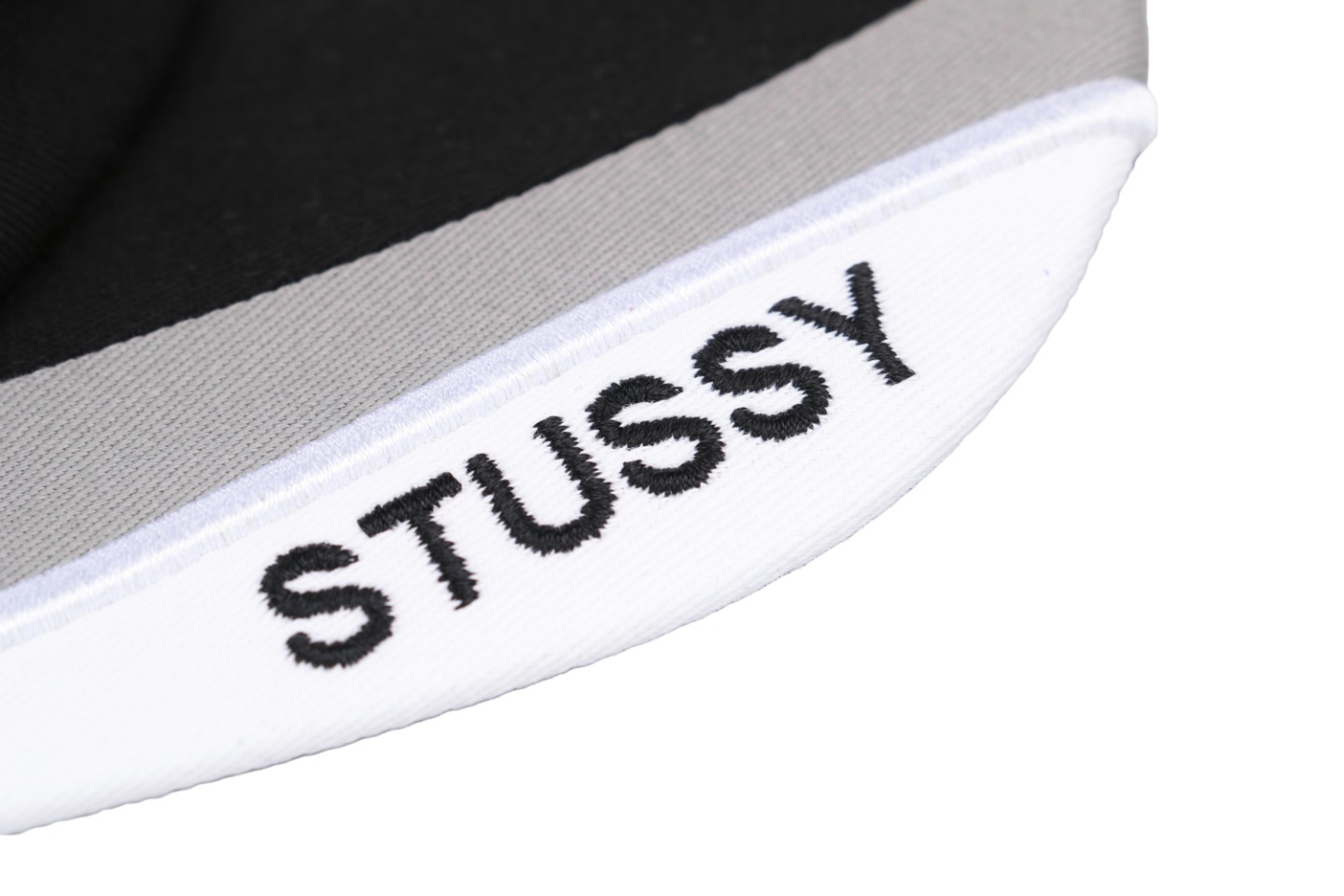 图片[6]-#Stussy/斯图西 23Fw 拼色赛车元素刺绣帽子 面料采用精梳A10856活性黑纱卡，刺绣采用立体绣花工艺，前面的LOGO和魔术贴上的字母均采用无锡露米娅线 ，这个线常年合作的品牌有N*k*，N*we*a，T*f，Adi***， 斐*乐等，由进口的百灵达绣花机打造而成，帽舌绗绣都是绣花机制作并非普通纱线，工艺费工费时，帽舌前面那根棉绳是手工用纱卡内包进去的，辅料均为外贸渠道订购的，逼真度极高，MLB NEWRA指定代工的外贸大厂作业，基本上每顶帽子找不到一根线头，产品对版一致，产品简单又好搭配 尺码：56-61cm魔术贴可调节-选品中心
