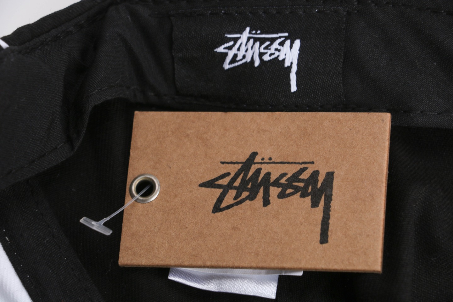 图片[7]-#Stussy/斯图西 23Fw 拼色赛车元素刺绣帽子 面料采用精梳A10856活性黑纱卡，刺绣采用立体绣花工艺，前面的LOGO和魔术贴上的字母均采用无锡露米娅线 ，这个线常年合作的品牌有N*k*，N*we*a，T*f，Adi***， 斐*乐等，由进口的百灵达绣花机打造而成，帽舌绗绣都是绣花机制作并非普通纱线，工艺费工费时，帽舌前面那根棉绳是手工用纱卡内包进去的，辅料均为外贸渠道订购的，逼真度极高，MLB NEWRA指定代工的外贸大厂作业，基本上每顶帽子找不到一根线头，产品对版一致，产品简单又好搭配 尺码：56-61cm魔术贴可调节-选品中心