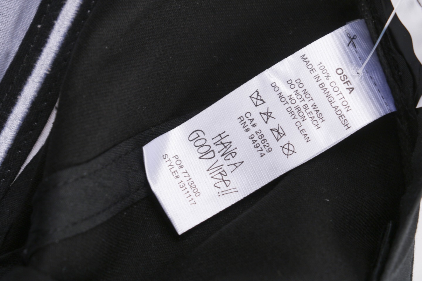 图片[8]-#Stussy/斯图西 23Fw 拼色赛车元素刺绣帽子 面料采用精梳A10856活性黑纱卡，刺绣采用立体绣花工艺，前面的LOGO和魔术贴上的字母均采用无锡露米娅线 ，这个线常年合作的品牌有N*k*，N*we*a，T*f，Adi***， 斐*乐等，由进口的百灵达绣花机打造而成，帽舌绗绣都是绣花机制作并非普通纱线，工艺费工费时，帽舌前面那根棉绳是手工用纱卡内包进去的，辅料均为外贸渠道订购的，逼真度极高，MLB NEWRA指定代工的外贸大厂作业，基本上每顶帽子找不到一根线头，产品对版一致，产品简单又好搭配 尺码：56-61cm魔术贴可调节-选品中心