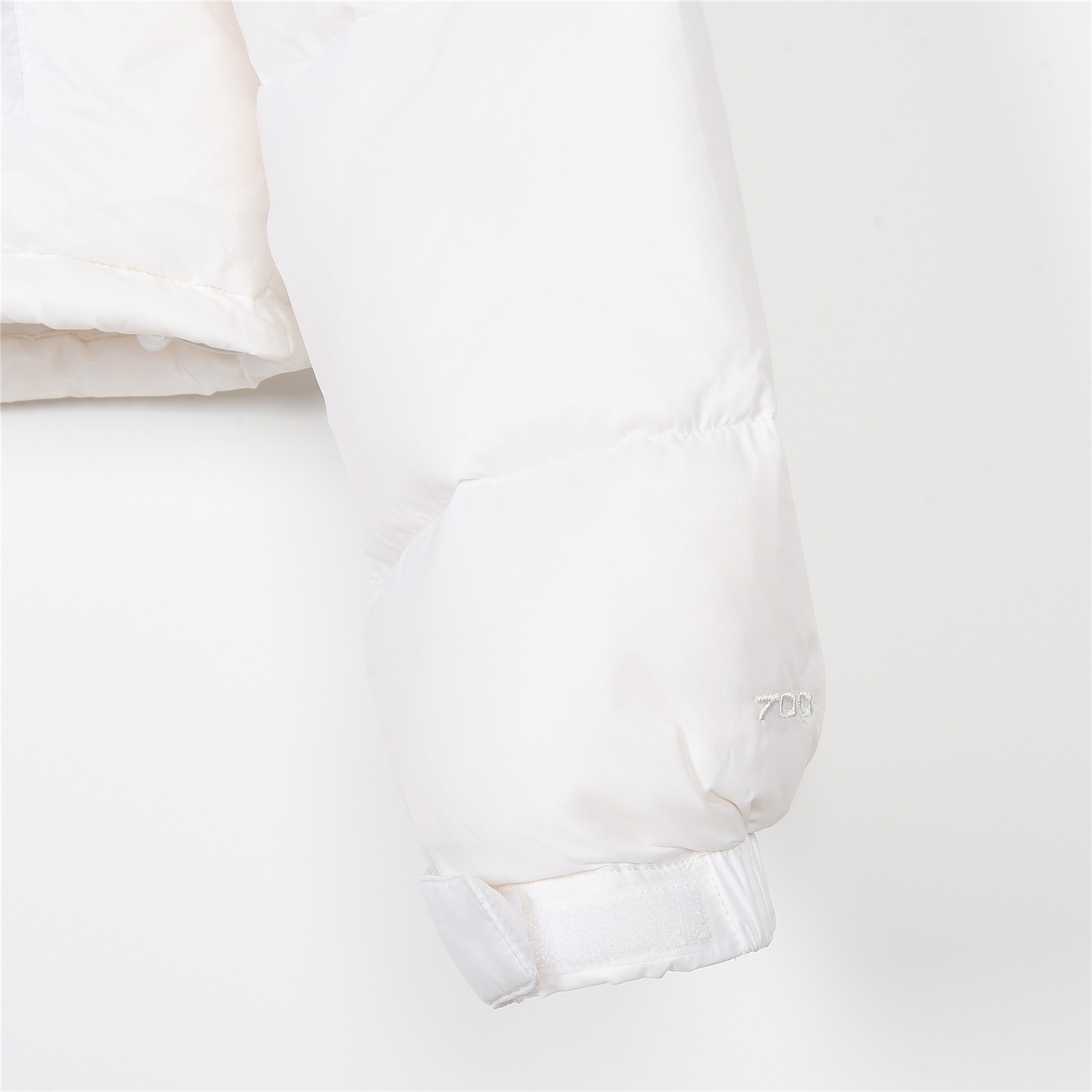 CX专供 放货版本 羽绒服
【北面】肯豆二代！𝗧𝗛𝗘 𝗡𝗢𝗥𝗧𝗛 𝗙𝗔𝗖𝗘/北面 23SS 84肯豆系列/短款女士羽绒服
𝗧𝗵𝗲 𝗡𝗼𝗿𝘁𝗵 𝗙𝗮𝗰𝗲"的字面含义为山的最寒冷、最艰难一面。它也是𝗧𝗵𝗲 𝗡𝗼𝗿𝘁𝗵 𝗙𝗮𝗰𝗲"的产品能够发挥功能的地方。 𝗧𝗵𝗲 𝗡𝗼𝗿𝘁𝗵 𝗙𝗮𝗰𝗲。一直致力支持去发现亲近自然。赞助探险家们去征服那些遥远的,人类尚不可触及的角落。𝗧𝗵𝗲 𝗡𝗼𝗿𝘁𝗵 𝗙𝗮𝗰𝗲"的标识,取自于美国Yosemite优胜美地国家公园内的半圆页山Half Dome,这也是等岩爱好者们擎爬花岗石的终极目标。 
顶级原版复刻版本就是指目前国内最高版本（没有之一）（匠心做一件放到专柜就是ZP的衣服）
1⃣️ 进口barudan/百灵达绣花机定制万针电绣，采用进口7号针，进口绣线，保证每字饱满、立体、清晰，可称最贵绣标！
2⃣️采用国标90白鸭绒填充，保暖性能更出色，轻便不厚重，压缩后的蓬松度恢复性好！ 
3⃣️原厂定制40D格子四级防水布料，独家采用原版一致单层布料做法【非市面通货内加胆布】，采用单层布料考验了布料及羽绒必须要达标，防止跑绒，并保证手感及膨松度，内里采用尼龙nylon双重双层封禁设计，不会出现任何跑绒现象，内置抽拉绳扣的可调节下摆，可防风防寒！ 
4⃣️拉链采用吉田YKK原厂定制，刻字清晰，质感完美顺滑.
5⃣️辅料及扣子均采用原版一样铜芯弹簧【非市面铁芯弹簧】
北面羽绒服，不吹嘘，目前能比我们做的更好的几乎没有！
用心做一件原版产品，让每一位客户有底气去给他的客户介绍说：这个是国内最顶级复刻版本。
好的产品不需要过多软文去衬托，
只有垃圾产品才会吹嘘：原单ZP 用洒洒洋洋几千字来打动消费者！
虽是F货但不输ZP！
支持15天无理由退货（不影响二次销售）
产品配色：黑色 红色 棕色 黑白 黑粉 灰色
码数：S M L