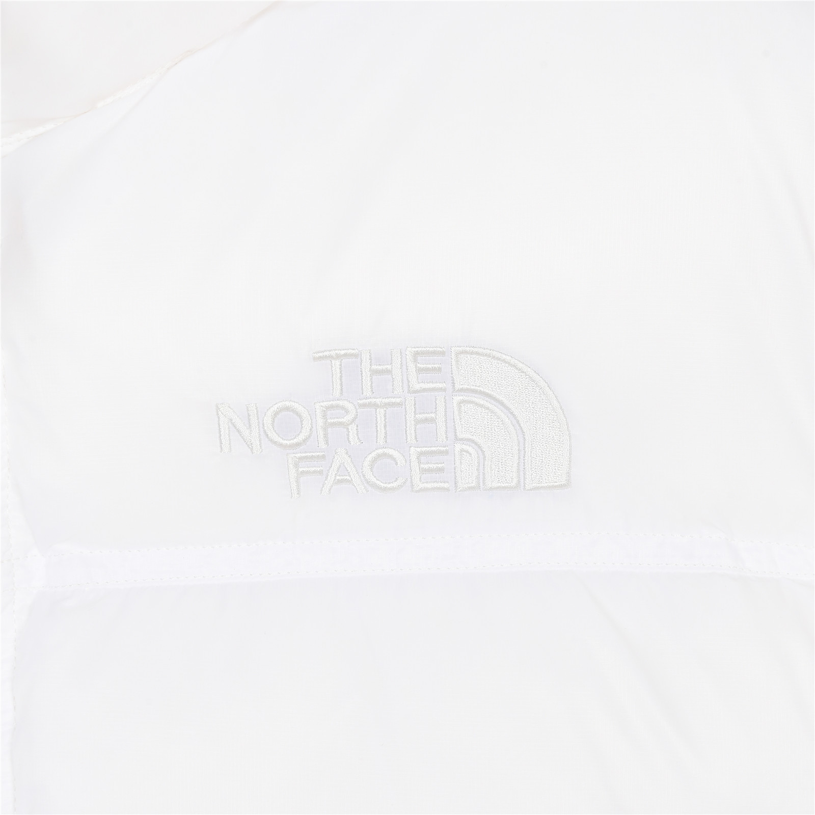 CX专供 放货版本 羽绒服
【北面】肯豆二代！𝗧𝗛𝗘 𝗡𝗢𝗥𝗧𝗛 𝗙𝗔𝗖𝗘/北面 23SS 84肯豆系列/短款女士羽绒服
𝗧𝗵𝗲 𝗡𝗼𝗿𝘁𝗵 𝗙𝗮𝗰𝗲"的字面含义为山的最寒冷、最艰难一面。它也是𝗧𝗵𝗲 𝗡𝗼𝗿𝘁𝗵 𝗙𝗮𝗰𝗲"的产品能够发挥功能的地方。 𝗧𝗵𝗲 𝗡𝗼𝗿𝘁𝗵 𝗙𝗮𝗰𝗲。一直致力支持去发现亲近自然。赞助探险家们去征服那些遥远的,人类尚不可触及的角落。𝗧𝗵𝗲 𝗡𝗼𝗿𝘁𝗵 𝗙𝗮𝗰𝗲"的标识,取自于美国Yosemite优胜美地国家公园内的半圆页山Half Dome,这也是等岩爱好者们擎爬花岗石的终极目标。 
顶级原版复刻版本就是指目前国内最高版本（没有之一）（匠心做一件放到专柜就是ZP的衣服）
1⃣️ 进口barudan/百灵达绣花机定制万针电绣，采用进口7号针，进口绣线，保证每字饱满、立体、清晰，可称最贵绣标！
2⃣️采用国标90白鸭绒填充，保暖性能更出色，轻便不厚重，压缩后的蓬松度恢复性好！ 
3⃣️原厂定制40D格子四级防水布料，独家采用原版一致单层布料做法【非市面通货内加胆布】，采用单层布料考验了布料及羽绒必须要达标，防止跑绒，并保证手感及膨松度，内里采用尼龙nylon双重双层封禁设计，不会出现任何跑绒现象，内置抽拉绳扣的可调节下摆，可防风防寒！ 
4⃣️拉链采用吉田YKK原厂定制，刻字清晰，质感完美顺滑.
5⃣️辅料及扣子均采用原版一样铜芯弹簧【非市面铁芯弹簧】
北面羽绒服，不吹嘘，目前能比我们做的更好的几乎没有！
用心做一件原版产品，让每一位客户有底气去给他的客户介绍说：这个是国内最顶级复刻版本。
好的产品不需要过多软文去衬托，
只有垃圾产品才会吹嘘：原单ZP 用洒洒洋洋几千字来打动消费者！
虽是F货但不输ZP！
支持15天无理由退货（不影响二次销售）
产品配色：黑色 红色 棕色 黑白 黑粉 灰色
码数：S M L