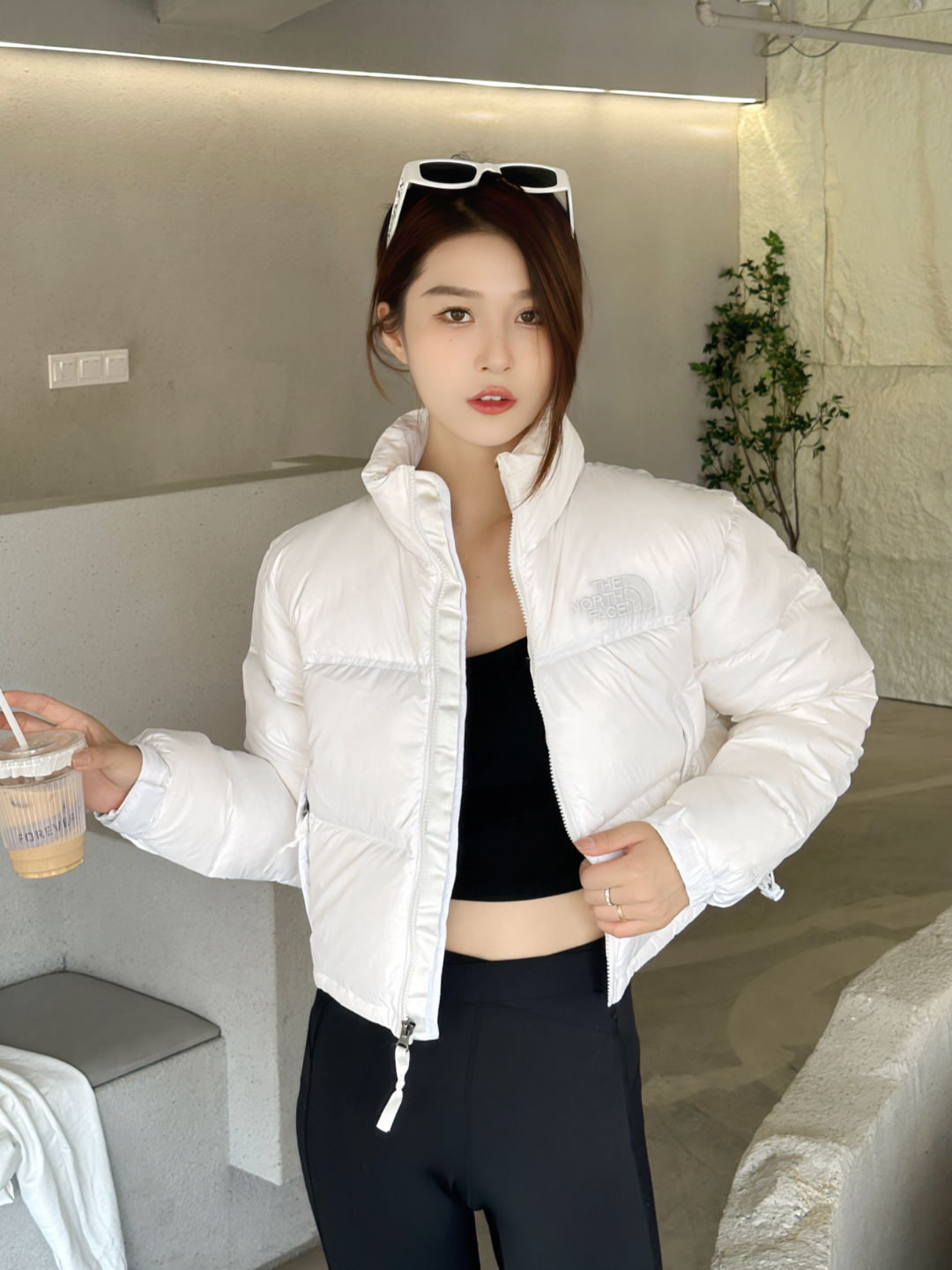 #模特上身图
𝗧𝗛𝗘 𝗡𝗢𝗥𝗧𝗛 𝗙𝗔𝗖𝗘/北面 23SS 84短款肯豆同款羽绒服





 CX专供 放货版本 羽绒服
【北面】肯豆二代！𝗧𝗛𝗘 𝗡𝗢𝗥𝗧𝗛 𝗙𝗔𝗖𝗘/北面 23SS 84肯豆系列/短款女士羽绒服
𝗧𝗵𝗲 𝗡𝗼𝗿𝘁𝗵 𝗙𝗮𝗰𝗲"的字面含义为山的最寒冷、最艰难一面。它也是𝗧𝗵𝗲 𝗡𝗼𝗿𝘁𝗵 𝗙𝗮𝗰𝗲"的产品能够发挥功能的地方。 𝗧𝗵𝗲 𝗡𝗼𝗿𝘁𝗵 𝗙𝗮𝗰𝗲。一直致力支持去发现亲近自然。赞助探险家们去征服那些遥远的,人类尚不可触及的角落。𝗧𝗵𝗲 𝗡𝗼𝗿𝘁𝗵 𝗙𝗮𝗰𝗲"的标识,取自于美国Yosemite优胜美地国家公园内的半圆页山Half Dome,这也是等岩爱好者们擎爬花岗石的终极目标。 
顶级原版复刻版本就是指目前国内最高版本（没有之一）（匠心做一件放到专柜就是ZP的衣服）
1⃣️ 进口barudan/百灵达绣花机定制万针电绣，采用进口7号针，进口绣线，保证每字饱满、立体、清晰，可称最贵绣标！
2⃣️采用国标90白鸭绒填充，保暖性能更出色，轻便不厚重，压缩后的蓬松度恢复性好！ 
3⃣️原厂定制40D格子四级防水布料，独家采用原版一致单层布料做法【非市面通货内加胆布】，采用单层布料考验了布料及羽绒必须要达标，防止跑绒，并保证手感及膨松度，内里采用尼龙nylon双重双层封禁设计，不会出现任何跑绒现象，内置抽拉绳扣的可调节下摆，可防风防寒！ 
4⃣️拉链采用吉田YKK原厂定制，刻字清晰，质感完美顺滑.
5⃣️辅料及扣子均采用原版一样铜芯弹簧【非市面铁芯弹簧】
北面羽绒服，不吹嘘，目前能比我们做的更好的几乎没有！
用心做一件原版产品，让每一位客户有底气去给他的客户介绍说：这个是国内最顶级复刻版本。
好的产品不需要过多软文去衬托，
只有垃圾产品才会吹嘘：原单ZP 用洒洒洋洋几千字来打动消费者！
虽是F货但不输ZP！
支持15天无理由退货（不影响二次销售）
产品配色：黑色 红色 棕色 黑白 黑粉 灰色
码数：S M L