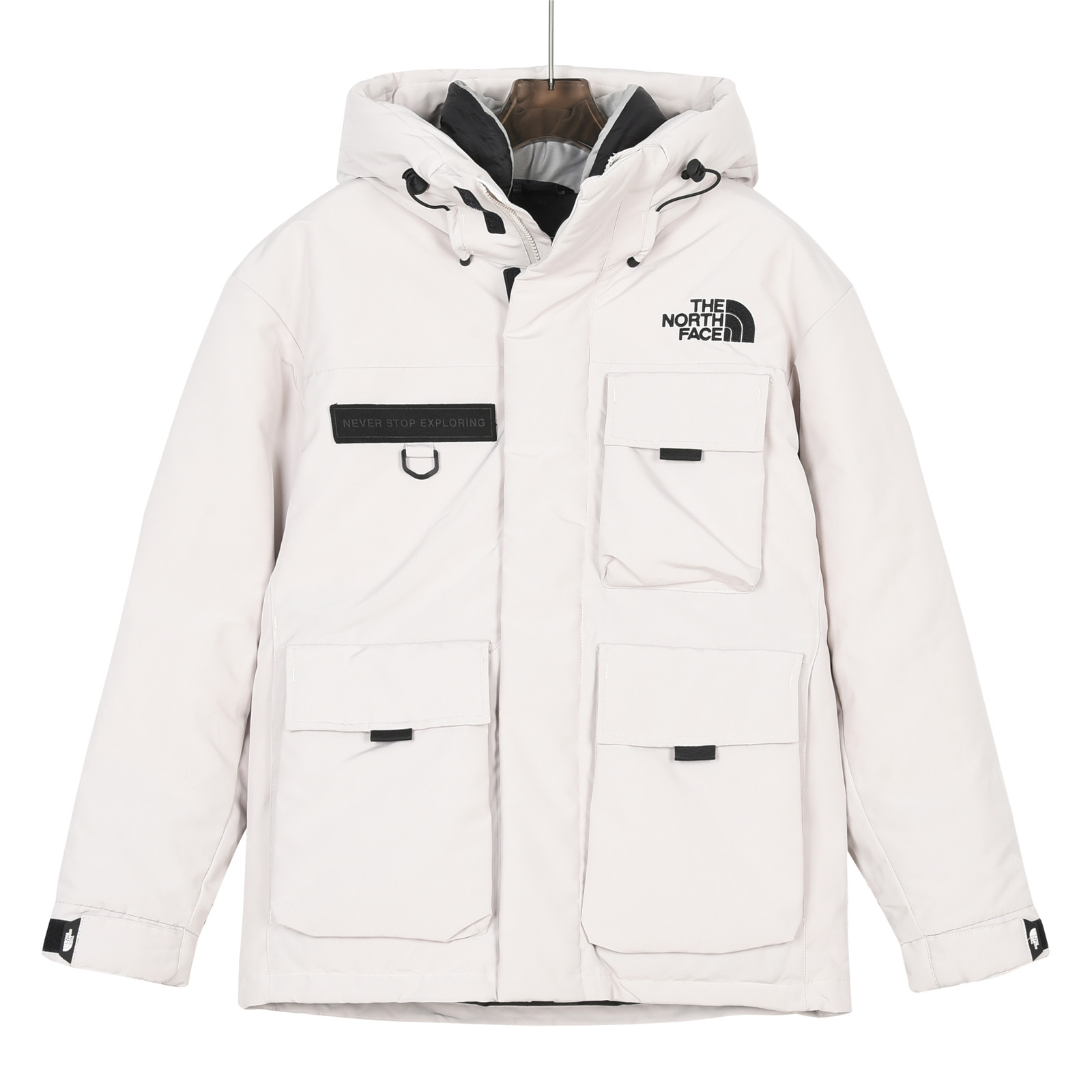 CX专供 独家纯原 羽绒服 【北面】 THE NORTH FACE/北面 23SS 申敏儿同款韩国冬工装连帽鹅绒防水羽绒服 它是一种可以在户外活动和日常生活中穿着的羽绒服. 使用不会nue待动物的 RDS GOOSE DOWN,轻量化和保暖de到ti升. 袖口内侧采用有xiaozu隔外界寒冷的INNER CUFFS,进一步zengqiang保暖性和合身性. 背面内侧和底部有一个网袋,可存放热包,以bei寒冷天气活动之用.(**只有Graish米色使用国产PET瓶纱制成的K-ECO材料.) 颜色:米白、灰色、黑色