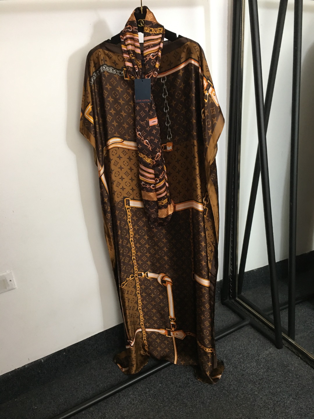 NO:822433,Style No. 7958 LV* new style presbyopia logo print bow collar loose large size dress (can be used as scarf, headscarf, belt), coffee color, [one size fits all; total length 146], Louis Vuitton-clothing, louis vuitton, louis vuitton, skirts,19860909款号7958 LV*新款 老花logo印花 蝴蝶结领宽松大码连衣裙（可当围巾、头巾、腰带）,咖色,【均码；总长146】,路易威登-服装,louis vuitton,louis vuitton,skirts,,Women's clothing