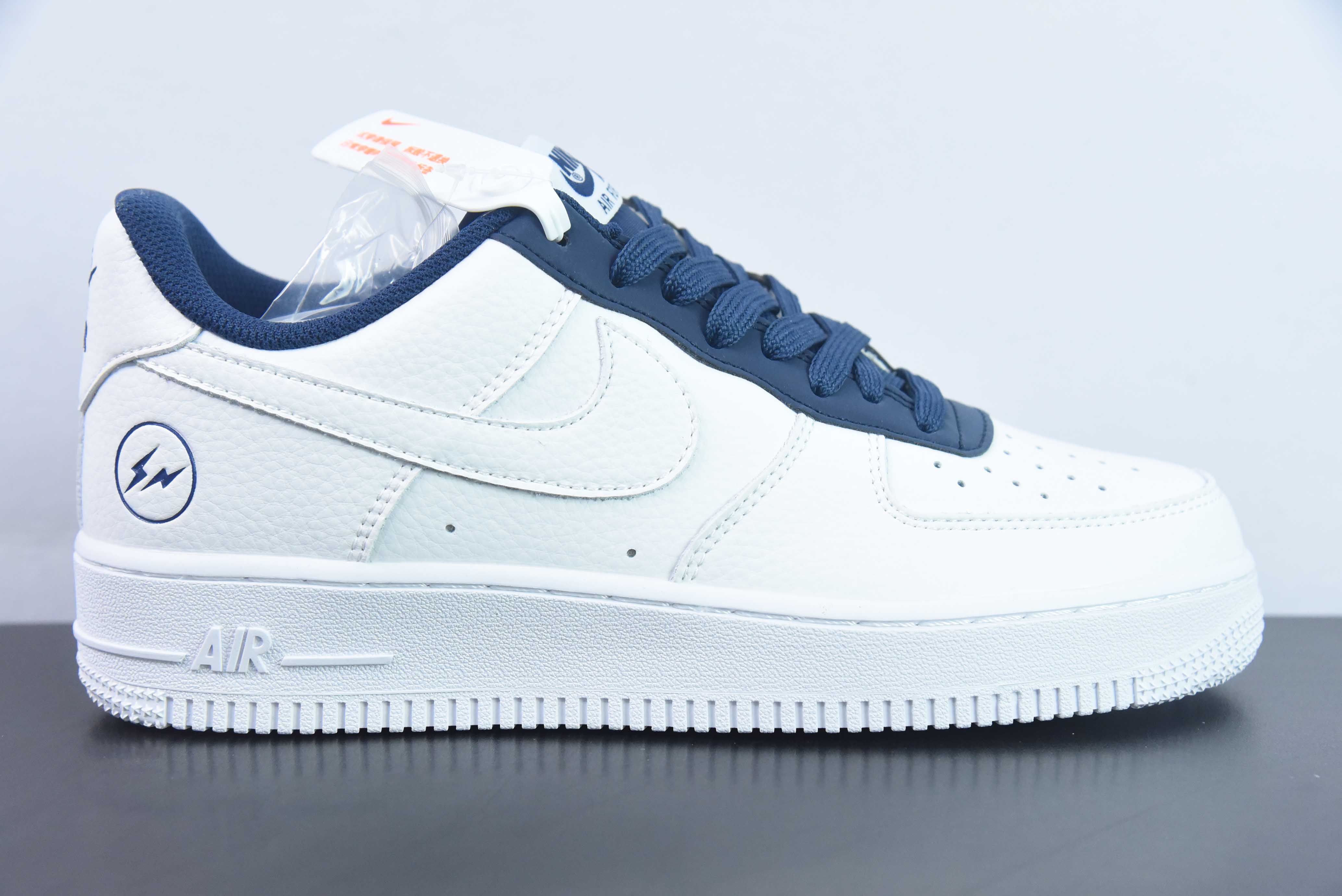 CAD59453839 Fragment design x Nk Air Force 1'07 Low 闪电 藤原浩联名 白深蓝 经典空军一号低帮休闲板鞋 货号：TT0801-606 尺码：36-45