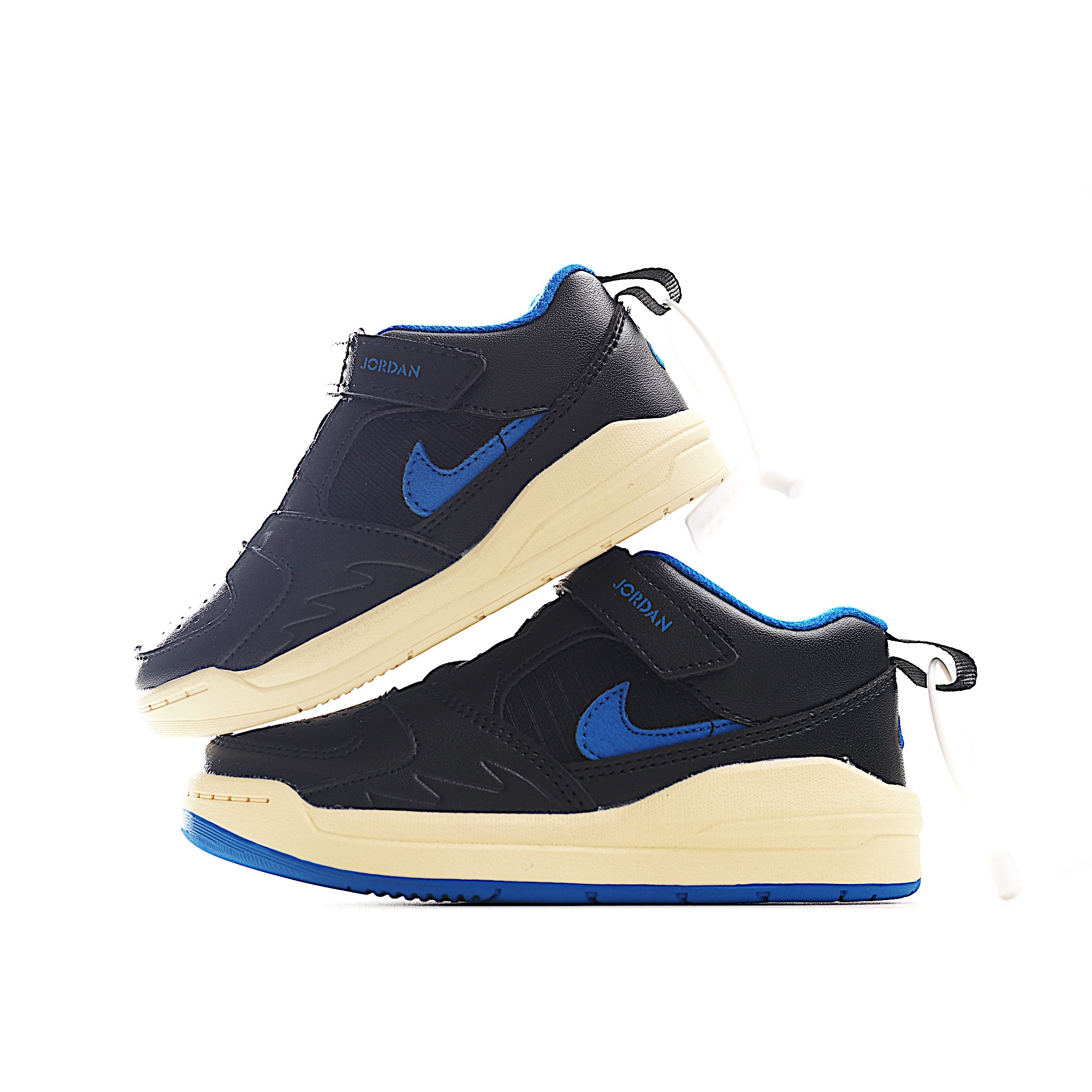 NK Jordan 90 儿童休闲鞋 NK Jordan 90 运动童鞋专为小宝贝打造，兼具舒适脚感与出众格调。鞋款从A1和AJ5中汲取设计灵感，是小宝贝日常玩耍的理想之选。鞋面采用结实皮革和合成材质，舒适耐穿，助力轻松玩乐。 尺码：小童24-27 大童28-37.5 货号：小童：3100 大童：5100-选品中心