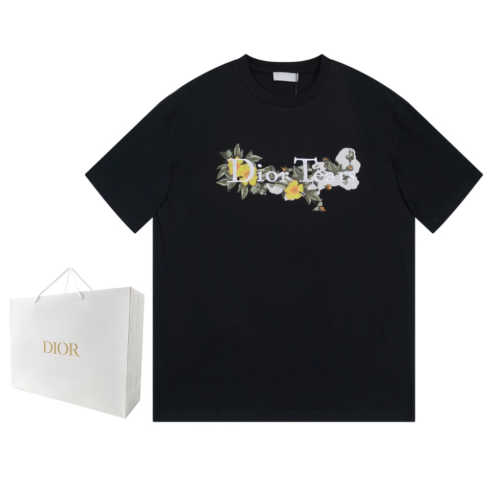 NO:128487,DIOR SS spring and summer short-sleeved T-shirt new letter embroidery design, using 240g double strand double yarn cotton fabric, the fabric has been washed and treated to make the feel more comfortable, three standards are complete, color: white black Size: XS-L,,dior,dior,T-shirt,tees,t-shirt,alexander wang19860909DIOR迪奥SS春夏短袖T恤新款 字母刺绣设计,采用240克双股双纱全棉面料,面料经过洗水处理,手感更加舒适,三标齐全, 颜色: 白色 黑色 尺码: XS-L,,dior,dior,T-shirt,tees，t-shirt,alexander wang,Men's clothing