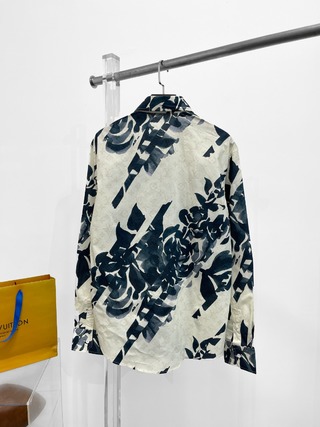 Psddyye路易威登 新款长袖衬衫为棉质府绸印上本系列的 Monogram 花卉，斜向剪裁释放摩登锋芒