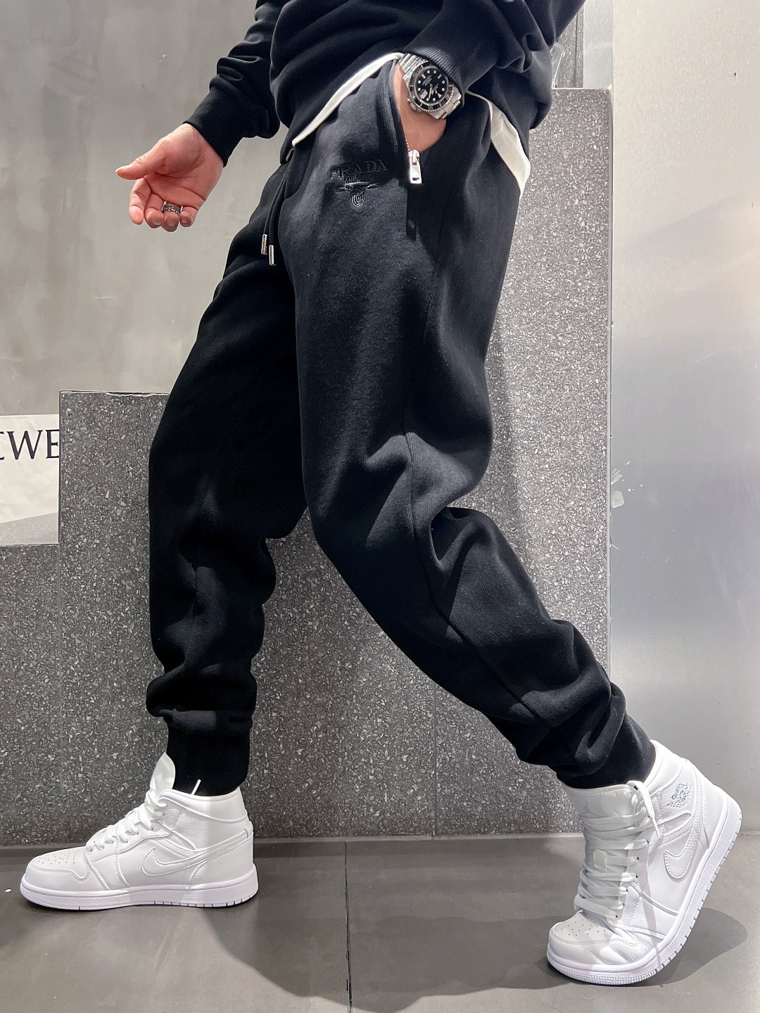 NO:572690,25 Autumn and Winter # PD integrated fleece trousers are the most indispensable fleece products in autumn and winter, especially trousers of this brand, which are really extremely rare. This model is the latest model on the counter this year. The performance and specifications are online at the same time, making your matching more outstanding and diversified.  Created by splicing styles, this is also the latest street style this year. It is not only an exclusive interpretation, but also major brands have launched this style one after another. It has a luxury similar to fiber pants and takes into account the comfort performance of casual pants. It has a functional style effect, showing more class and fashion performance. Secondly, the trousers are embellished with classic brand elements. This element is definitely a classic among classics. It not only adds to the attraction, but also gives people a bright feeling.   Coupled with the slim fit and three-dimensional cutting design, the upper body is very slim and stylish, and the matching performance is super outstanding. It easily depicts the style and gives people a cool and handsome visual effect. Color Black/Apricot Size M L  XL size waist 82-hips 106-pant length 100-foot opening 26 2XL size waist 86-hips-110-pant length 101-foot opening 27 3XL size waist 90-hips 114-pant length 102-foot opening 28,,alexander wang1986090925秋冬# PD一体加绒裤 秋冬最不能缺少的加绒产物,尤其是这种品牌的裤装单品,真的是极其的罕见,此款更是本年度的柜台最新款,性能与规格同步在线的高颜值产物,让你的搭配更加的出彩,更具备多元化 风格拼接打造,这也是今年最新的街头风尚,不仅独家在演绎,各大品牌都是相继推出了这种款式它带着类似于纤维裤的奢华兼顾了休闲裤的舒适性能,带着机能风的效果,更显档次与时尚性能感 其次则是裤身经典的品牌元素点缀,这个元素绝对是经典中的经典,增加看点的同时,更是给人一种眼前一亮的感觉 加上修身有度的版型立体裁剪设计,上身十分的显瘦有型,搭配性能超级的出色出彩,轻松的刻画风格段位,给人一种酷帅十足的视觉效果 颜色黑色/杏色 码数M L XL 2XL 3XL M码腰围74-臀围98-裤长99-脚口24 L码腰围78-臀围102-裤长99-脚口25 XL码腰围82-臀围106-裤长100-脚口26 2XL码腰围86-臀围-110-裤长101-脚口27 3XL码腰围90-臀围114-裤长102-脚口28,,alexander wang,Men's clothing