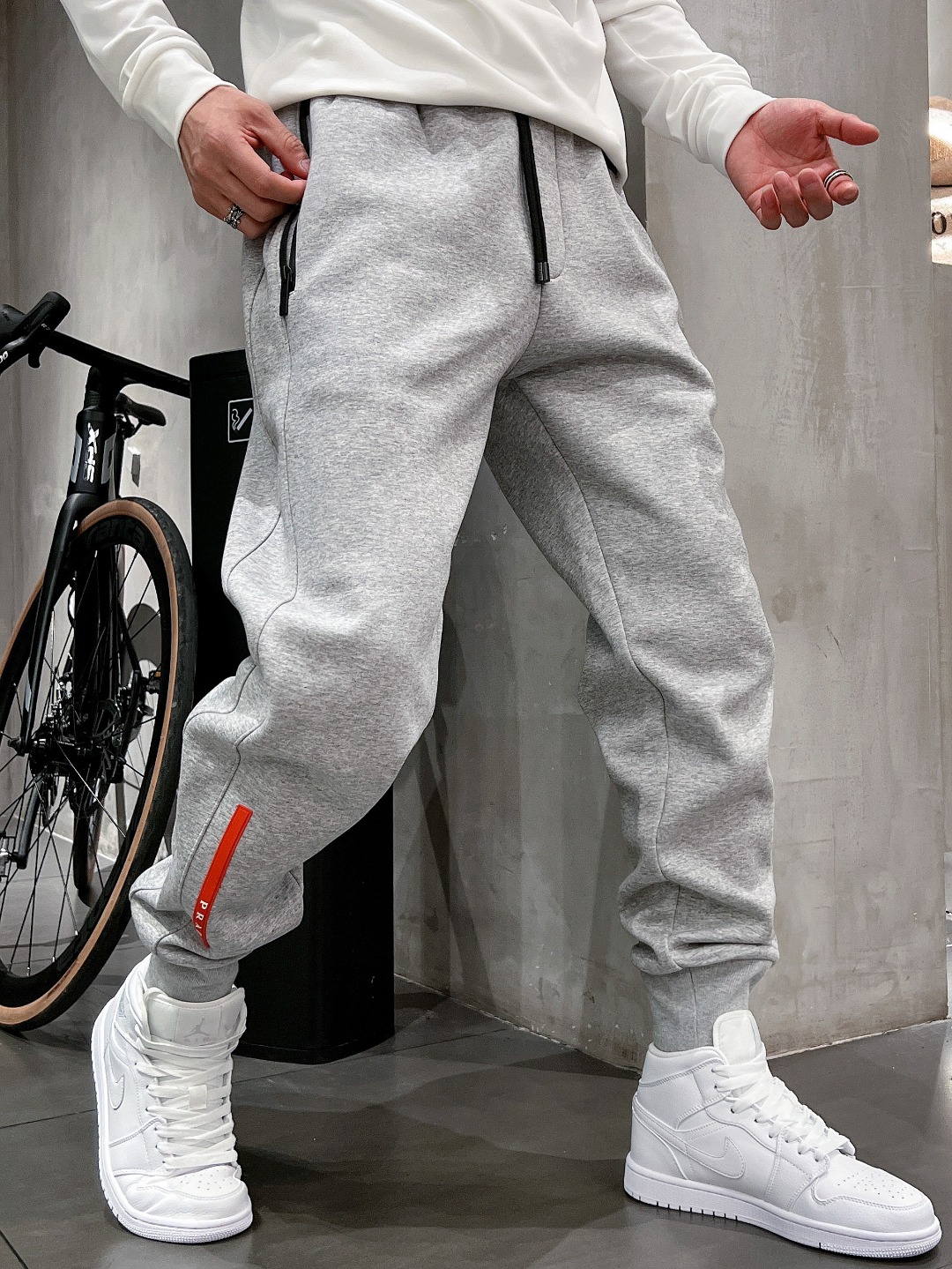 NO:572688,25 Autumn and Winter # PD integrated fleece trousers are the most indispensable fleece products in autumn and winter, especially trousers of this brand, which are really extremely rare. This model is the latest model on the counter this year. The performance and specifications are online at the same time, making your matching more outstanding and diversified.  Created by splicing styles, this is also the latest street style this year. It is not only an exclusive interpretation, but also major brands have launched this style one after another. It has a luxury similar to fiber pants and takes into account the comfort performance of casual pants. It has a functional style effect, showing more class and fashion performance. Secondly, the trousers are embellished with classic brand elements. This element is definitely a classic among classics. It not only adds to the attraction, but also gives people a bright feeling.   Coupled with the slim fit and three-dimensional cutting design, the upper body is very slim and stylish, and the matching performance is super outstanding. It easily depicts the style and gives people a cool and handsome visual effect. Color Black/Gray Size M L  XL size waist 82-hips 106-pant length 100-foot opening 26 2XL size waist 86-hips-110-pant length 101-foot opening 27 3XL size waist 90-hips 114-pant length 102-foot opening 28,,alexander wang1986090925秋冬# PD一体加绒裤 秋冬最不能缺少的加绒产物,尤其是这种品牌的裤装单品,真的是极其的罕见,此款更是本年度的柜台最新款,性能与规格同步在线的高颜值产物,让你的搭配更加的出彩,更具备多元化 风格拼接打造,这也是今年最新的街头风尚,不仅独家在演绎,各大品牌都是相继推出了这种款式它带着类似于纤维裤的奢华兼顾了休闲裤的舒适性能,带着机能风的效果,更显档次与时尚性能感 其次则是裤身经典的品牌元素点缀,这个元素绝对是经典中的经典,增加看点的同时,更是给人一种眼前一亮的感觉 加上修身有度的版型立体裁剪设计,上身十分的显瘦有型,搭配性能超级的出色出彩,轻松的刻画风格段位,给人一种酷帅十足的视觉效果 颜色黑色/灰色 码数M L XL 2XL 3XL M码腰围74-臀围98-裤长99-脚口24 L码腰围78-臀围102-裤长99-脚口25 XL码腰围82-臀围106-裤长100-脚口26 2XL码腰围86-臀围-110-裤长101-脚口27 3XL码腰围90-臀围114-裤长102-脚口28,,alexander wang,Men's clothing