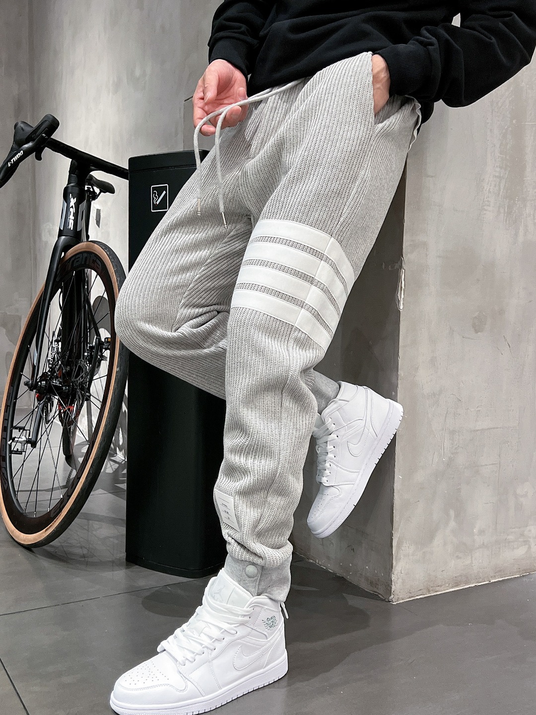 NO:572686,25 Autumn and Winter # TB integrated fleece trousers are the most indispensable fleece products in autumn and winter, especially trousers of this brand, which are really extremely rare. This model is the latest model on the counter this year. The performance and specifications are online at the same time, making your matching more outstanding and diversified.  Created by splicing styles, this is also the latest street style this year. It is not only an exclusive interpretation, but also major brands have launched this style one after another. It has a luxury similar to fiber pants and takes into account the comfort performance of casual pants. It has a functional style effect, showing more class and fashion performance. Secondly, the trousers are embellished with classic brand elements. This element is definitely a classic among classics. It not only adds to the attraction, but also gives people a bright feeling.   Coupled with the slim fit and three-dimensional cutting design, the upper body is very slim and stylish, and the matching performance is super outstanding. It easily depicts the style and gives people a cool and handsome visual effect. Color Black/Gray Size M L  XL size waist 82-hips 106-pant length 100-foot opening 26 2XL size waist 86-hips-110-pant length 101-foot opening 27 3XL size waist 90-hips 114-pant length 102-foot opening 28,,alexander wang1986090925秋冬# TB一体加绒裤 秋冬最不能缺少的加绒产物,尤其是这种品牌的裤装单品,真的是极其的罕见,此款更是本年度的柜台最新款,性能与规格同步在线的高颜值产物,让你的搭配更加的出彩,更具备多元化 风格拼接打造,这也是今年最新的街头风尚,不仅独家在演绎,各大品牌都是相继推出了这种款式它带着类似于纤维裤的奢华兼顾了休闲裤的舒适性能,带着机能风的效果,更显档次与时尚性能感 其次则是裤身经典的品牌元素点缀,这个元素绝对是经典中的经典,增加看点的同时,更是给人一种眼前一亮的感觉 加上修身有度的版型立体裁剪设计,上身十分的显瘦有型,搭配性能超级的出色出彩,轻松的刻画风格段位,给人一种酷帅十足的视觉效果 颜色黑色/灰色 码数M L XL 2XL 3XL M码腰围74-臀围98-裤长99-脚口24 L码腰围78-臀围102-裤长99-脚口25 XL码腰围82-臀围106-裤长100-脚口26 2XL码腰围86-臀围-110-裤长101-脚口27 3XL码腰围90-臀围114-裤长102-脚口28,,alexander wang,Men's clothing