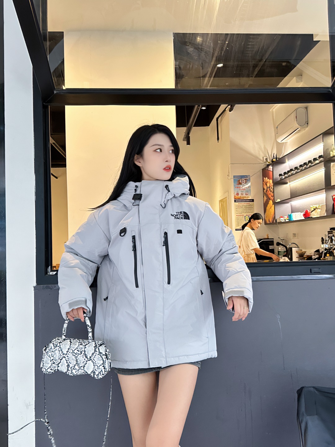 P520
喜马拉雅极地【一体不可拆卸】
黑-灰白色 全新出货
𝗧𝗛𝗘 𝗡𝗢𝗥𝗧𝗛 𝗙𝗔𝗖𝗘/北面 23SS SUMMIT SERIES喜马拉雅羽绒服
喜马拉雅羽绒服巅峰系列2022Fw北面喜马拉雅巅峰系列最新版本羽绒服,发售即售罄,各大潮咖上身必备款!
GORE-TEX提花暗格面料, WINDWALL防风保暖,蓬松度为800+,高领防风,腰部保暖贴扣,巅峰系列只为零下设计!如果说你想要一件羽绒服中最顶级得那种毫无疑问就是它了,北面户外产品线最顶端的产品,中国南极科考队御用装备,七大峰SEVEN SUMMITS,顶级喜马拉雅系列高寒羽绒服,真正的不惧严寒,保暖利器,这次最新版本的喜马拉雅系列在注重保暖度的同时,也注入了街头的元素,让时尚与保暖真正意义上的相结合。两套独立贴标的使用给予你不同风格的穿搭,全身YKK拉锁搭配GORE-TEX的面料使用,也是北面正确版本的指标之了。面包一样的厚度,面料质感价值感, 经典标识性的黄黑拼接解构设计,细节到位,重工重磅极品,原厂OEM代工,面料辅料均为原厂提供,严格来说,它就是正品!三标齐配
颜色:黑色、白色
尺码:𝗦-𝗠-𝗟-𝗫𝗟-𝗫𝗫𝗟