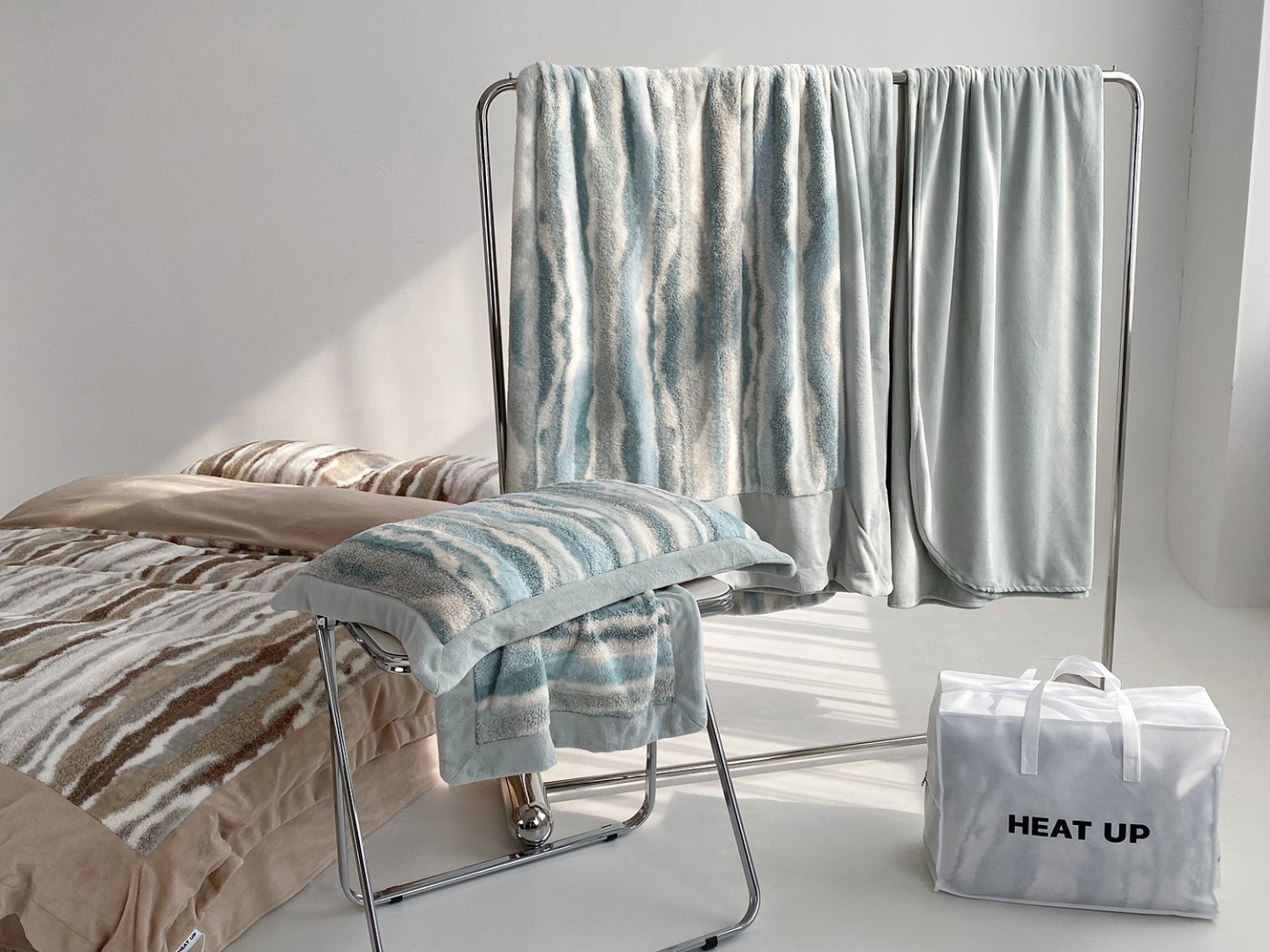 TEKLA Luna Beach Four-Piece Bedding Set - Comprehensive 3