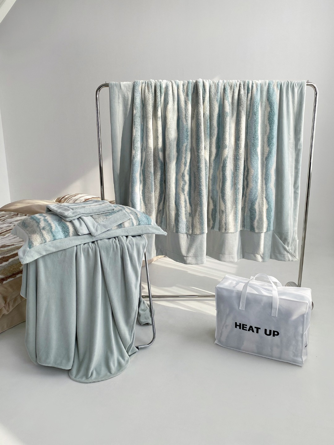 TEKLA Luna Beach Four-Piece Bedding Set - Comprehensive 5