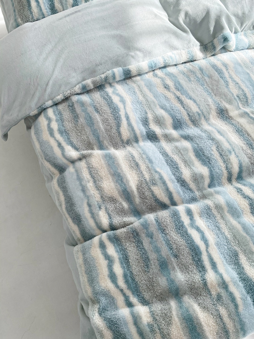 Duvet cover finished with pieced corner construction and reinforced - Comprehensive 7