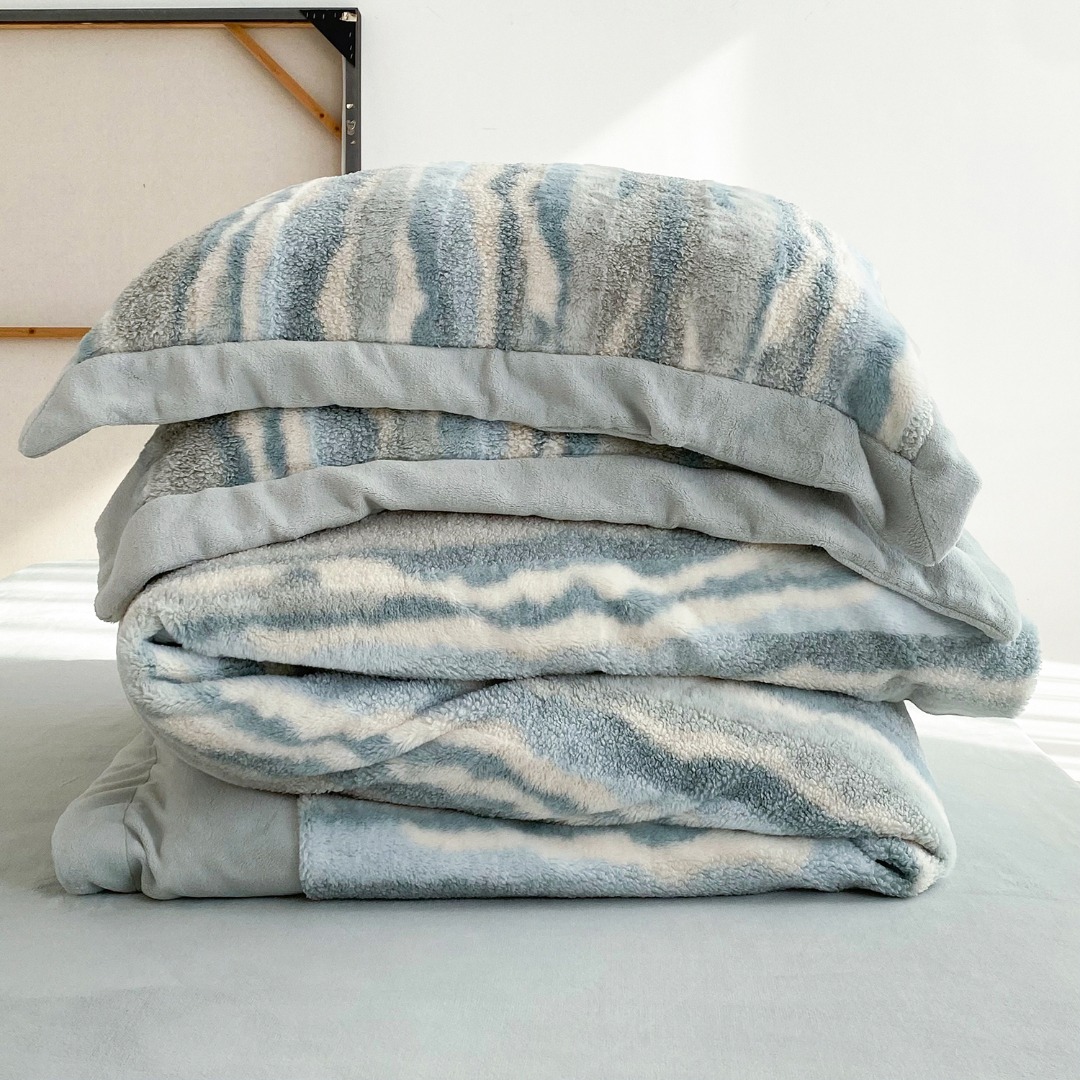 Duvet cover finished with pieced corner construction and reinforced - Comprehensive 5