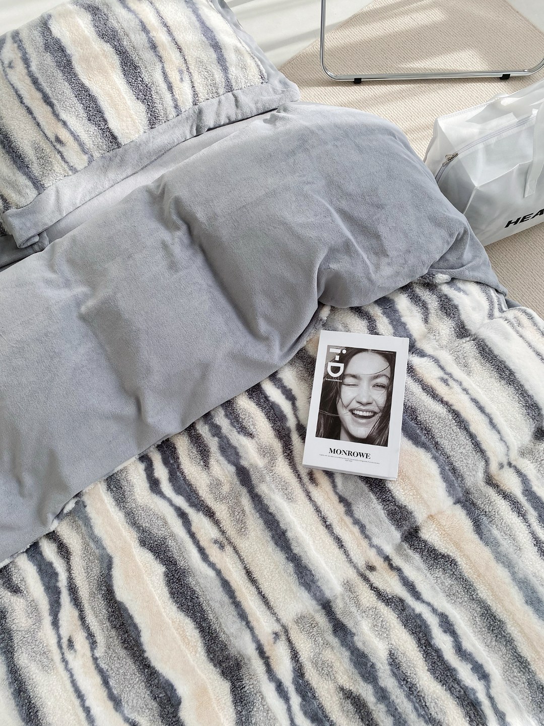 Duvet cover finished with pieced corner construction and reinforced - Comprehensive 3