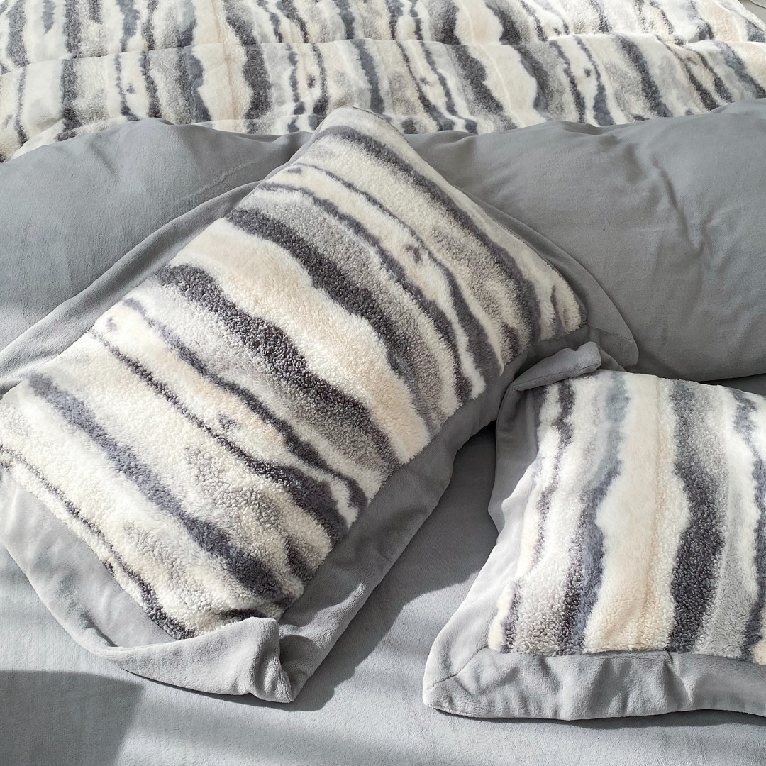 Duvet cover finished with pieced corner construction and reinforced - Comprehensive 4