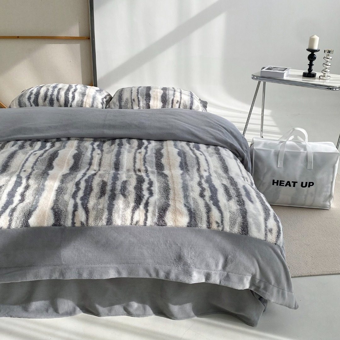 Duvet cover finished with pieced corner construction and reinforced - Comprehensive 2
