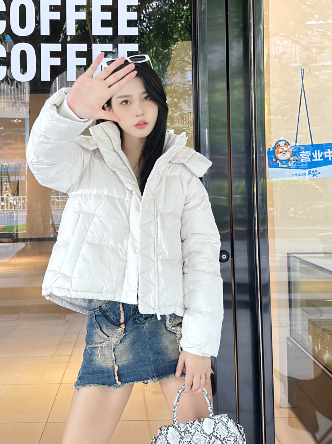 מעילית פוך ארבעת תאים קצרה מ-Lululemon בטיבות נחות ונורות