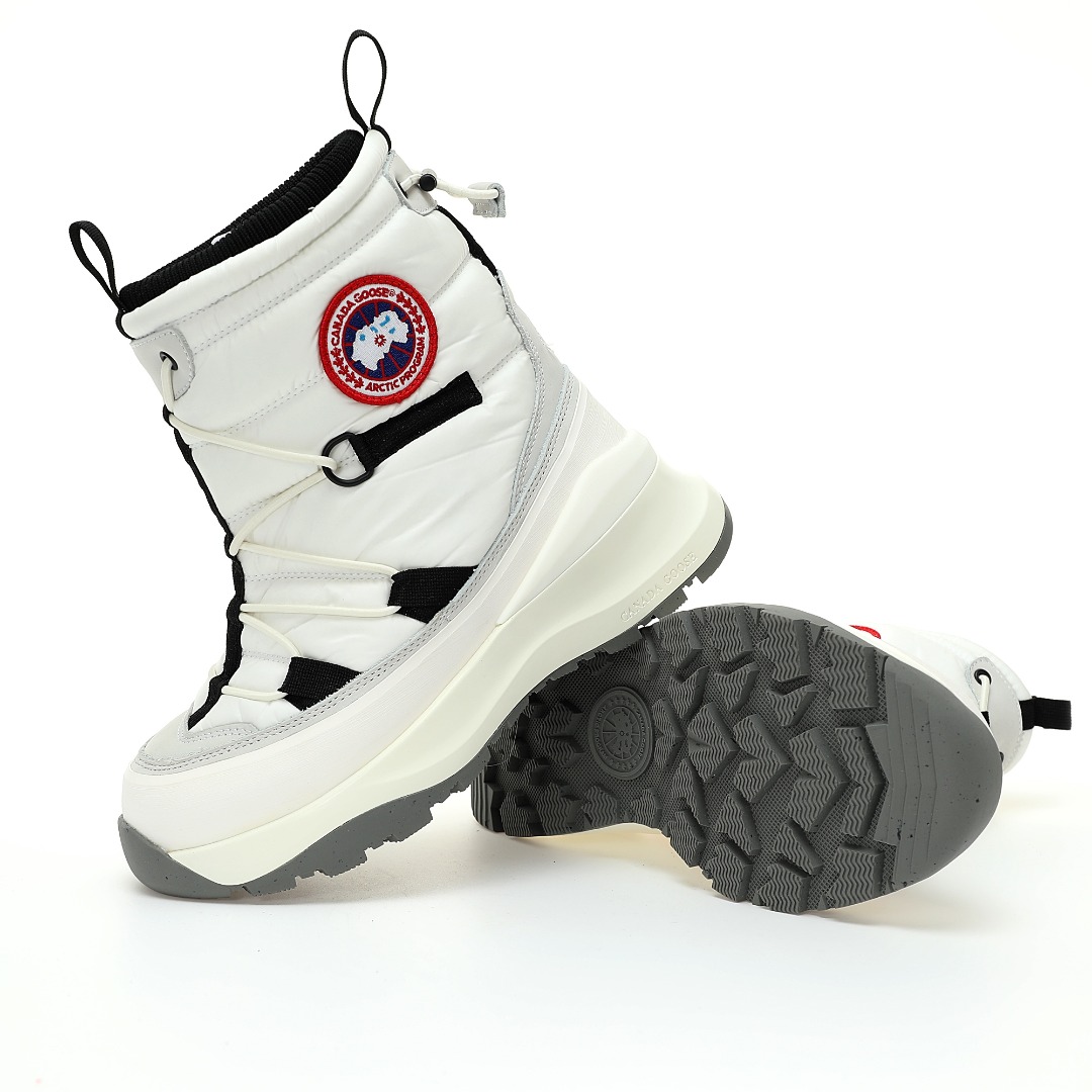 细节图
.
.
.
.
 CX专供 X版公司货
【CG】
【新品实拍篇】原装B版#男女鞋全套大礼盒包装物及配件(鞋盒损坏扣!!)#原楦开发纸版楦型#采用GORE-TEX XCR防水防雪功能面料(内嵌羽绒蓄暖!!)弹力针织鞋口设计#硫化拉丝橡胶围条防水台保护#中底增高加厚缓震PU组合防滑耐磨锯齿大底❗️“加拿大鹅”也开始造鞋了！加拿大服饰品牌/加拿大鹅Canada Goose Toronto Boot 多伦多系列高帮户外抗寒旅行加绒加厚雪地靴滑雪短靴“米白黑红标”7783M
尺码：36-44
其实大鹅开发这个鞋履系列有好几年了，一直在研究和反复调整：如何才能把功能与奢华达到最佳平衡？这次推出的两款创新鞋款，Toronto功能性长靴和 Journey 踝靴，囊括了男士和女士鞋款。其中那双功能性长靴，Toronto 短靴从同名款式中汲取灵感，是灵活多用的理想之选，可伴您徒步穿越城市或深入崎岖的荒野。采用巧妙的创新设计，风格中性，性能出色，穿着舒适，可在旅行中时刻让您保持温暖和干燥。