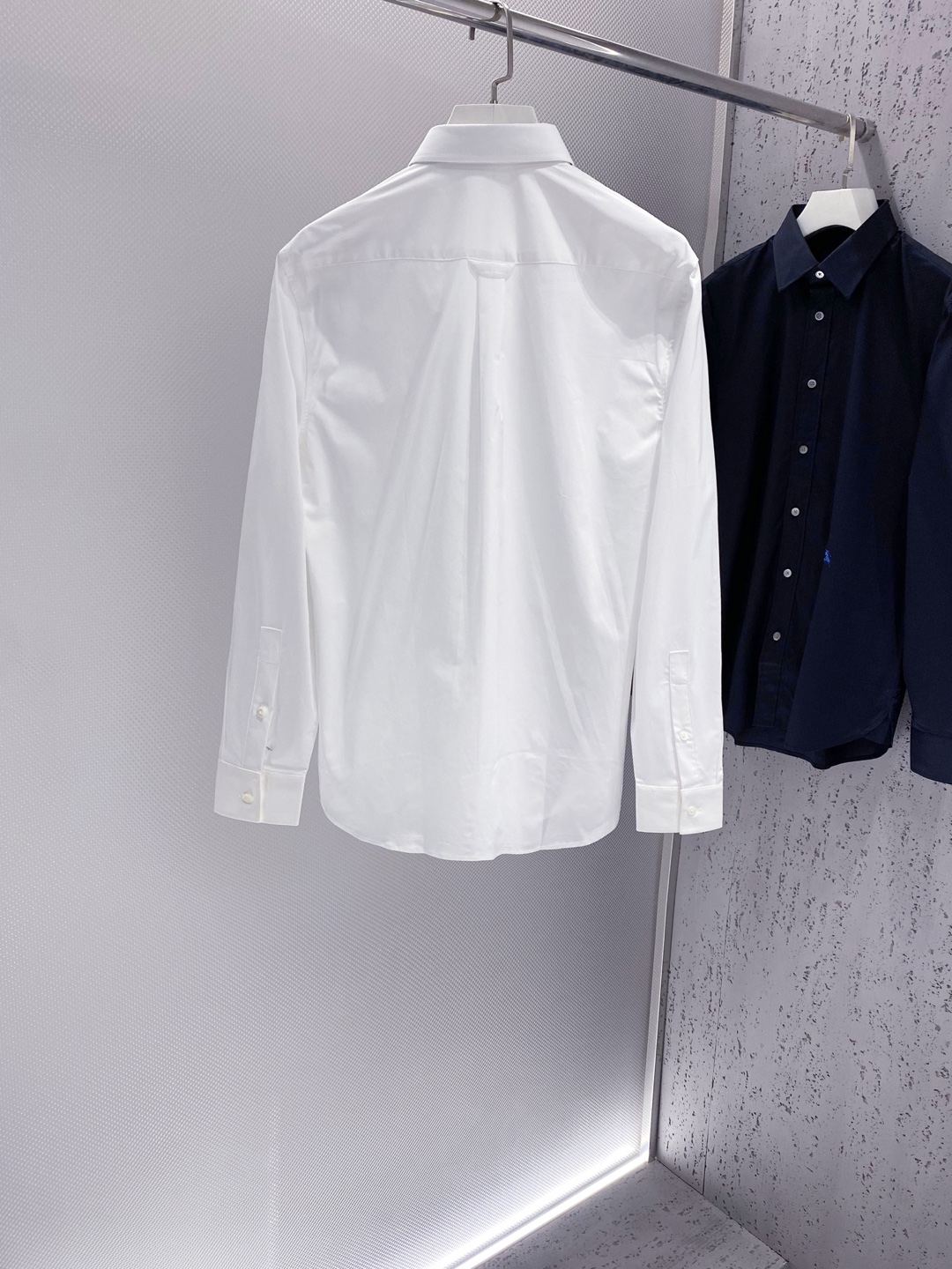 新款 BUR~撞色徽标刺绣府绸棉男士长袖衬衫。代工厂出货客供定制高支府绸棉～带弹力柔软细腻🌾、透气。极简