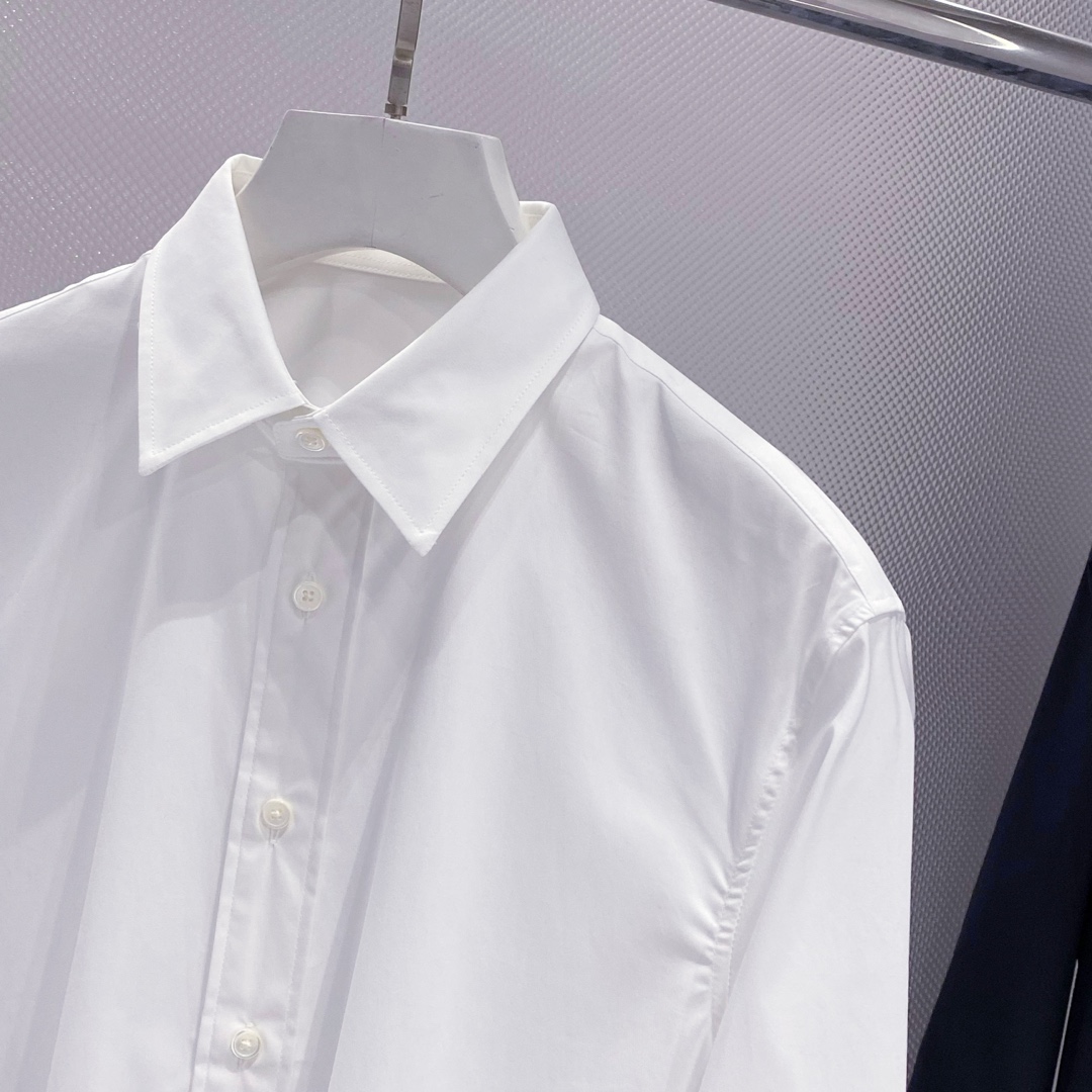 新款 BUR~撞色徽标刺绣府绸棉男士长袖衬衫。代工厂出货客供定制高支府绸棉～带弹力柔软细腻🌾、透气。极简