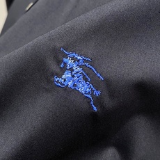 BUR~撞色徽标刺绣府绸棉男士长袖衬衫。 代工厂出货 客供定制高支府绸棉~带弹力柔软细腻、透气。 极简风格、 小方领大气 BUR~撞色徽标刺绣府绸棉男士长袖衬衫。 代工厂出货 客供定制高支府绸棉~带弹力柔软细腻、透气。 极简风格、 小方领大气