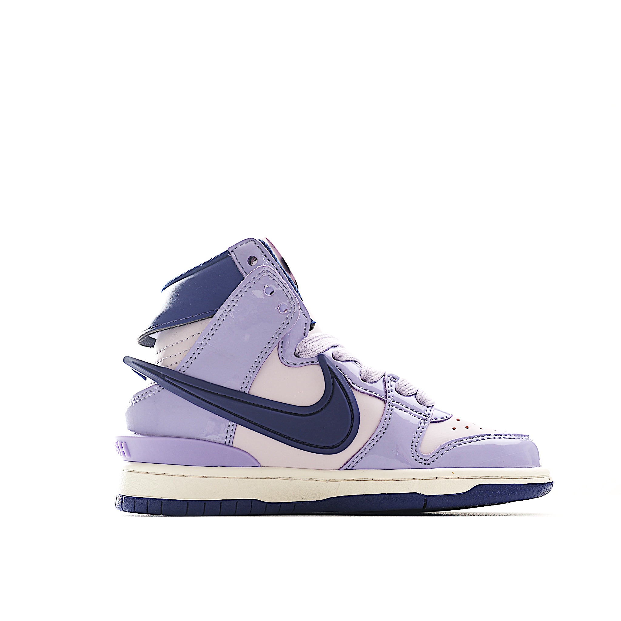 图片[3]-NK Dunk 高帮大勾儿童板鞋 以经过重塑后的元年款版型呈现，并融入机车、汽车和卡车的文化元素，在外观上更加修长挺拔，标志从鞋跟处向外延伸，如同机车排气管，鞋款后侧则饰有凹纹字标印花，同时采用突出的后跟设计以此提升整体包裹性，此外，联名的鞋垫和鞋舌标签也为经典款型增添一抹匠心独具的魅力。 尺码：24-37.5-选品中心