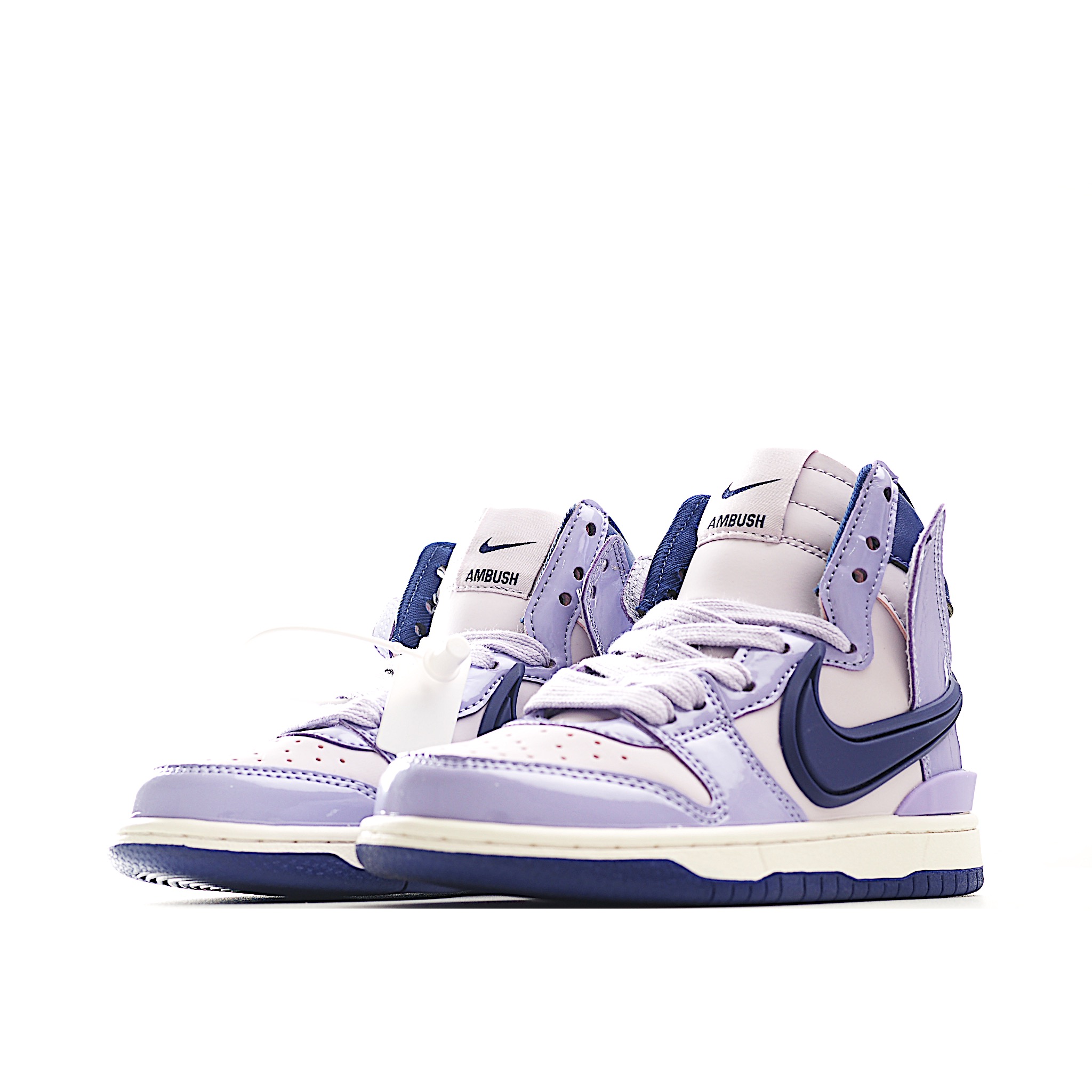 图片[2]-NK Dunk 高帮大勾儿童板鞋 以经过重塑后的元年款版型呈现，并融入机车、汽车和卡车的文化元素，在外观上更加修长挺拔，标志从鞋跟处向外延伸，如同机车排气管，鞋款后侧则饰有凹纹字标印花，同时采用突出的后跟设计以此提升整体包裹性，此外，联名的鞋垫和鞋舌标签也为经典款型增添一抹匠心独具的魅力。 尺码：24-37.5-选品中心