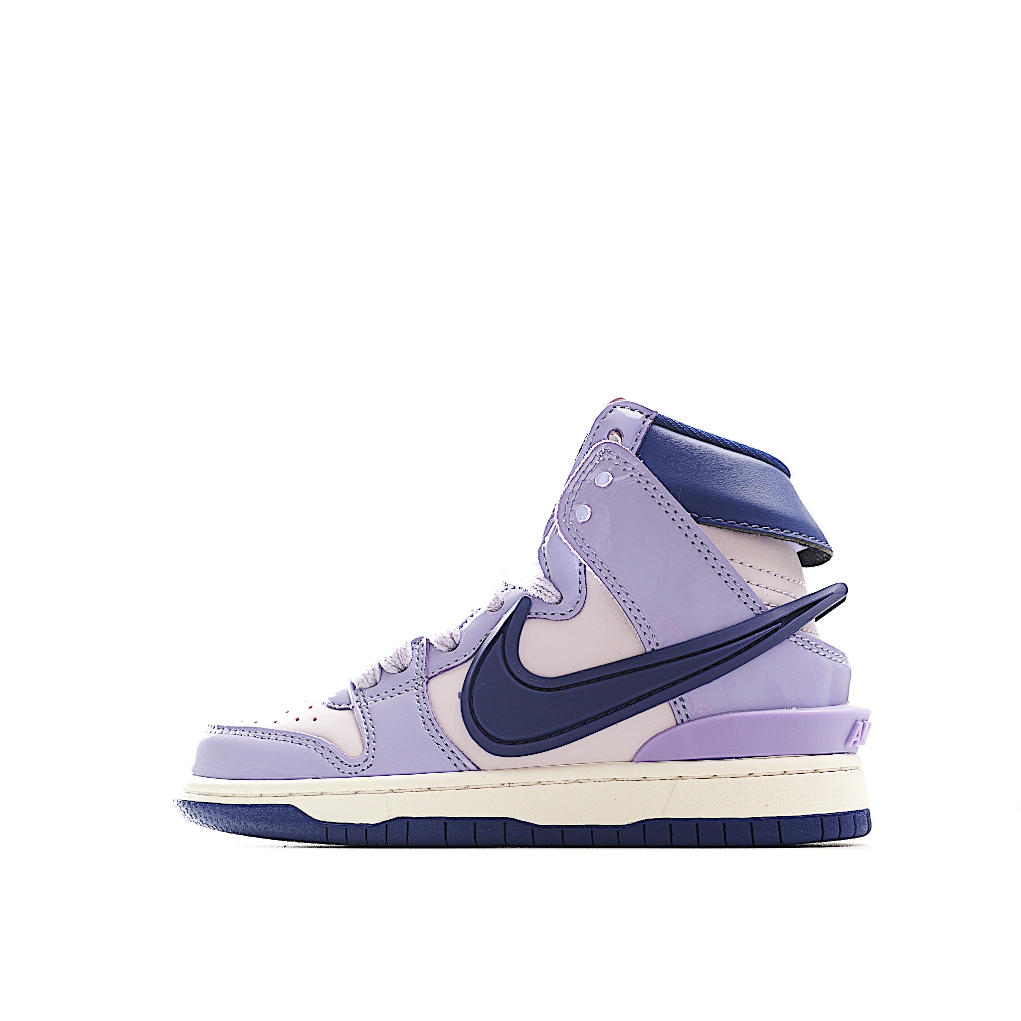 NK Dunk 高帮大勾儿童板鞋 以经过重塑后的元年款版型呈现，并融入机车、汽车和卡车的文化元素，在外观上更加修长挺拔，标志从鞋跟处向外延伸，如同机车排气管，鞋款后侧则饰有凹纹字标印花，同时采用突出的后跟设计以此提升整体包裹性，此外，联名的鞋垫和鞋舌标签也为经典款型增添一抹匠心独具的魅力。 尺码：24-37.5-选品中心