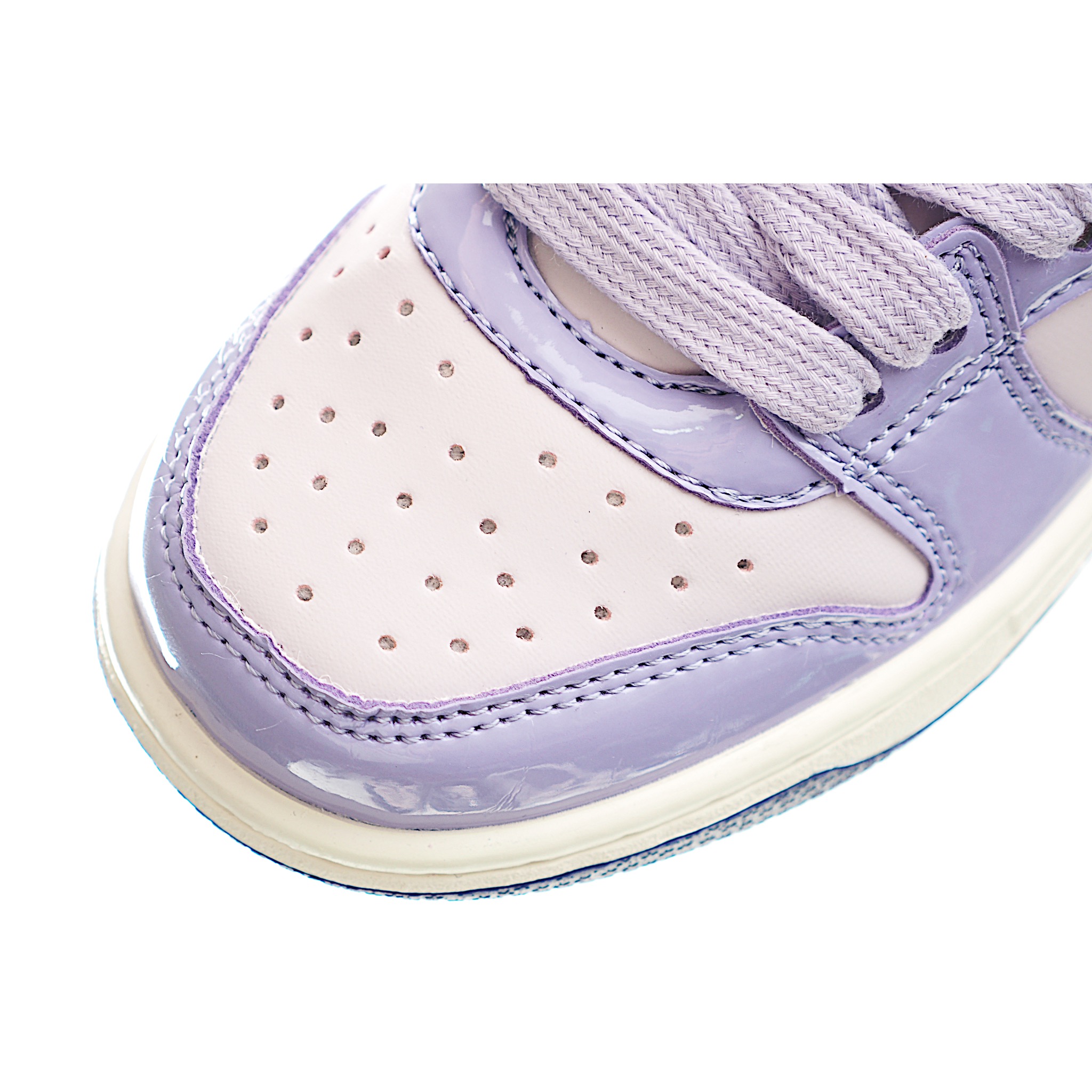 图片[7]-NK Dunk 高帮大勾儿童板鞋 以经过重塑后的元年款版型呈现，并融入机车、汽车和卡车的文化元素，在外观上更加修长挺拔，标志从鞋跟处向外延伸，如同机车排气管，鞋款后侧则饰有凹纹字标印花，同时采用突出的后跟设计以此提升整体包裹性，此外，联名的鞋垫和鞋舌标签也为经典款型增添一抹匠心独具的魅力。 尺码：24-37.5-选品中心