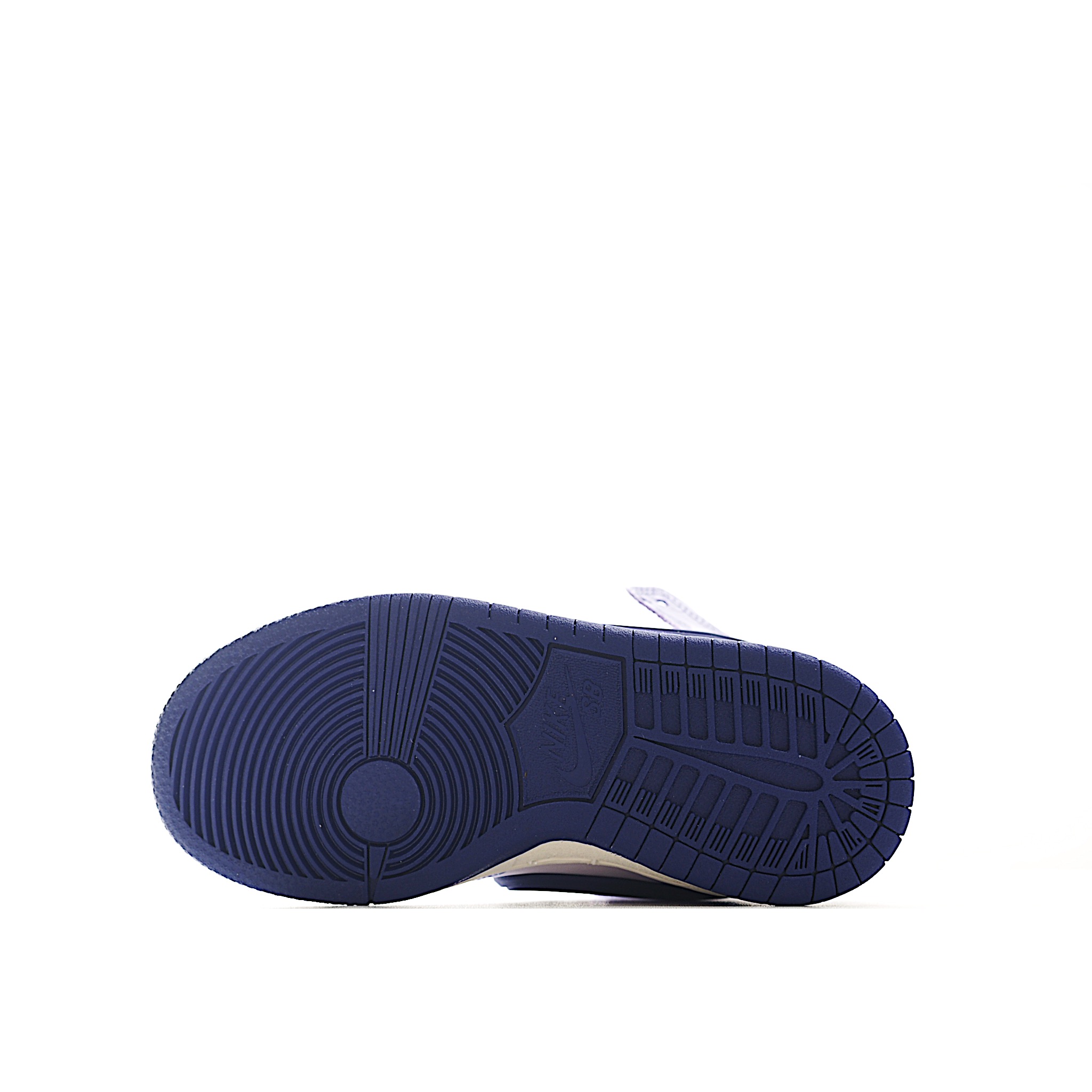 图片[6]-NK Dunk 高帮大勾儿童板鞋 以经过重塑后的元年款版型呈现，并融入机车、汽车和卡车的文化元素，在外观上更加修长挺拔，标志从鞋跟处向外延伸，如同机车排气管，鞋款后侧则饰有凹纹字标印花，同时采用突出的后跟设计以此提升整体包裹性，此外，联名的鞋垫和鞋舌标签也为经典款型增添一抹匠心独具的魅力。 尺码：24-37.5-选品中心