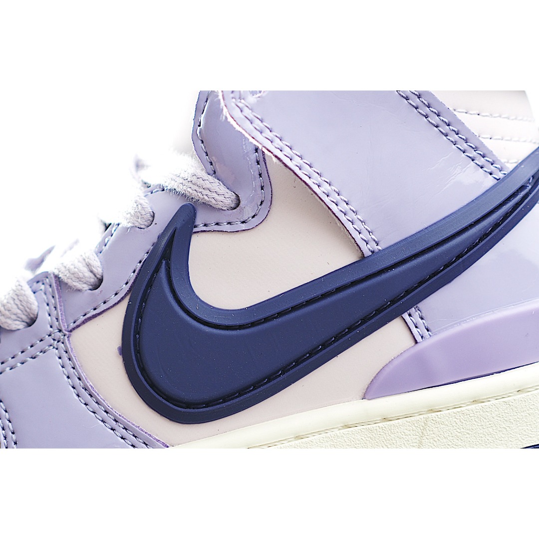 图片[9]-NK Dunk 高帮大勾儿童板鞋 以经过重塑后的元年款版型呈现，并融入机车、汽车和卡车的文化元素，在外观上更加修长挺拔，标志从鞋跟处向外延伸，如同机车排气管，鞋款后侧则饰有凹纹字标印花，同时采用突出的后跟设计以此提升整体包裹性，此外，联名的鞋垫和鞋舌标签也为经典款型增添一抹匠心独具的魅力。 尺码：24-37.5-选品中心