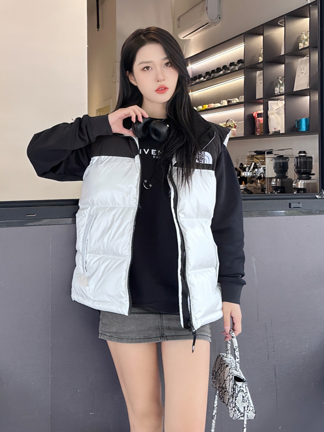 P360
北面大格子亮面马甲
𝐓𝐡𝐞 𝐍𝐨𝐫𝐭𝐡 𝐅𝐚𝐜𝐞/北面Nuptse 1996/炫彩款羽绒马甲/北面马甲
The North Face"的字面含义为山的最寒冷、最艰难一面。它也是The North Face"的产品能够发挥功能的地方。 The North Face。一直致力支持去发现亲近自然。赞助探险家们去征服那些遥远的,人类尚不可触及的角落。 The North Face"的标识,取自于美国Yosemite优胜美地国家公园内的半圆页山Half Dome,这也是等岩爱好者们擎爬花岗石的终极目标。
顶级原版复刻版本就是指目前国内最高版本(没有之一)(匠心做一件放到专柜就是ZP的衣服)
1⃣️ 进口barudan/百灵达绣花机定制万针电绣,采用进口7号针,进口绣线,保证每字饱满、立体、清晰,可称最贵绣标!
2⃣️采用国标90白鸭绒填充,保暖性能更出色,轻便不厚重,压缩后的蓬松度恢复性好!
3⃣️原厂定制40D格子四级防水布料,独家采用原版一致单层布料做法【非市面通货内加胆布】,采用单层布料考验了布料及羽绒必须要达标,防止跑绒,并保证手感及膨松度,内里采用尼龙nylon双重双层封禁设计,不会出现任何跑绒现象,内置抽拉绳扣的可调节下摆,可防风防寒!
4⃣️拉链采用吉田YKK原厂定制,刻字清晰,质感完美顺滑.
5⃣️辅料及扣子均采用原版一样铜芯弹簧【非市面铁芯弹簧】
北面羽绒服,不吹嘘,目前能比我们做的更好的几乎没有!
S+用心做一件原版产品,让每一位客户有底气去给他的客户介绍说:这个是国内最顶级复刻版本。
好的产品不需要过多软文去衬托,
只有垃圾产品才会吹嘘:原单ZP 用洒洒洋洋几千字来打动消费者!
虽是F货但不输ZP!
支持15天无理由退货(不影响二次销售)
码数:XS S M L XL XXL