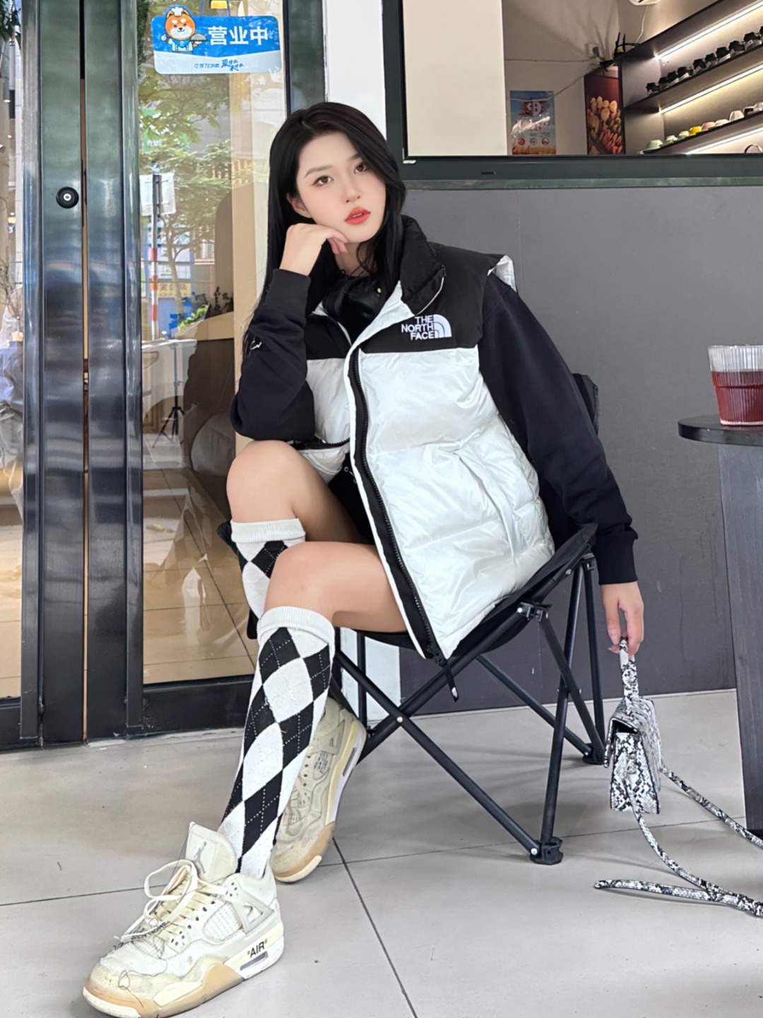 P360
北面大格子亮面马甲
𝐓𝐡𝐞 𝐍𝐨𝐫𝐭𝐡 𝐅𝐚𝐜𝐞/北面Nuptse 1996/炫彩款羽绒马甲/北面马甲
The North Face"的字面含义为山的最寒冷、最艰难一面。它也是The North Face"的产品能够发挥功能的地方。 The North Face。一直致力支持去发现亲近自然。赞助探险家们去征服那些遥远的,人类尚不可触及的角落。 The North Face"的标识,取自于美国Yosemite优胜美地国家公园内的半圆页山Half Dome,这也是等岩爱好者们擎爬花岗石的终极目标。
顶级原版复刻版本就是指目前国内最高版本(没有之一)(匠心做一件放到专柜就是ZP的衣服)
1⃣️ 进口barudan/百灵达绣花机定制万针电绣,采用进口7号针,进口绣线,保证每字饱满、立体、清晰,可称最贵绣标!
2⃣️采用国标90白鸭绒填充,保暖性能更出色,轻便不厚重,压缩后的蓬松度恢复性好!
3⃣️原厂定制40D格子四级防水布料,独家采用原版一致单层布料做法【非市面通货内加胆布】,采用单层布料考验了布料及羽绒必须要达标,防止跑绒,并保证手感及膨松度,内里采用尼龙nylon双重双层封禁设计,不会出现任何跑绒现象,内置抽拉绳扣的可调节下摆,可防风防寒!
4⃣️拉链采用吉田YKK原厂定制,刻字清晰,质感完美顺滑.
5⃣️辅料及扣子均采用原版一样铜芯弹簧【非市面铁芯弹簧】
北面羽绒服,不吹嘘,目前能比我们做的更好的几乎没有!
S+用心做一件原版产品,让每一位客户有底气去给他的客户介绍说:这个是国内最顶级复刻版本。
好的产品不需要过多软文去衬托,
只有垃圾产品才会吹嘘:原单ZP 用洒洒洋洋几千字来打动消费者!
虽是F货但不输ZP!
支持15天无理由退货(不影响二次销售)
码数:XS S M L XL XXL