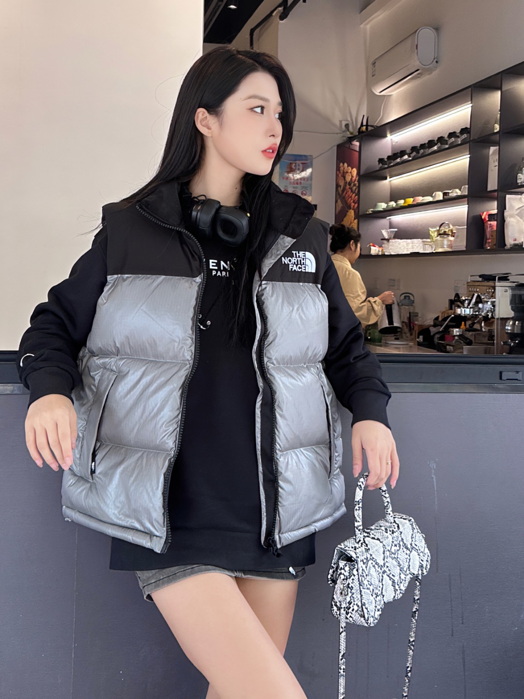 P360
北面大格子亮面马甲
𝐓𝐡𝐞 𝐍𝐨𝐫𝐭𝐡 𝐅𝐚𝐜𝐞/北面Nuptse 1996/炫彩款羽绒马甲/北面马甲
The North Face"的字面含义为山的最寒冷、最艰难一面。它也是The North Face"的产品能够发挥功能的地方。 The North Face。一直致力支持去发现亲近自然。赞助探险家们去征服那些遥远的,人类尚不可触及的角落。 The North Face"的标识,取自于美国Yosemite优胜美地国家公园内的半圆页山Half Dome,这也是等岩爱好者们擎爬花岗石的终极目标。
顶级原版复刻版本就是指目前国内最高版本(没有之一)(匠心做一件放到专柜就是ZP的衣服)
1⃣️ 进口barudan/百灵达绣花机定制万针电绣,采用进口7号针,进口绣线,保证每字饱满、立体、清晰,可称最贵绣标!
2⃣️采用国标90白鸭绒填充,保暖性能更出色,轻便不厚重,压缩后的蓬松度恢复性好!
3⃣️原厂定制40D格子四级防水布料,独家采用原版一致单层布料做法【非市面通货内加胆布】,采用单层布料考验了布料及羽绒必须要达标,防止跑绒,并保证手感及膨松度,内里采用尼龙nylon双重双层封禁设计,不会出现任何跑绒现象,内置抽拉绳扣的可调节下摆,可防风防寒!
4⃣️拉链采用吉田YKK原厂定制,刻字清晰,质感完美顺滑.
5⃣️辅料及扣子均采用原版一样铜芯弹簧【非市面铁芯弹簧】
北面羽绒服,不吹嘘,目前能比我们做的更好的几乎没有!
S+用心做一件原版产品,让每一位客户有底气去给他的客户介绍说:这个是国内最顶级复刻版本。
好的产品不需要过多软文去衬托,
只有垃圾产品才会吹嘘:原单ZP 用洒洒洋洋几千字来打动消费者!
虽是F货但不输ZP!
支持15天无理由退货(不影响二次销售)
码数:XS S M L XL XXL