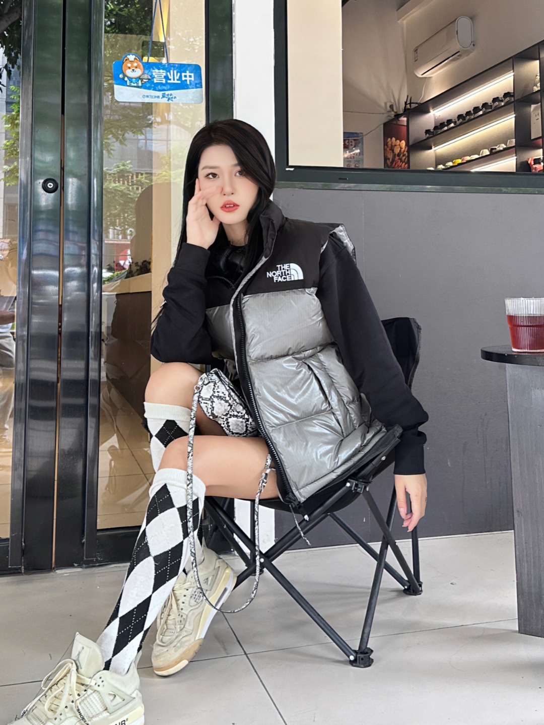 P360
北面大格子亮面马甲
𝐓𝐡𝐞 𝐍𝐨𝐫𝐭𝐡 𝐅𝐚𝐜𝐞/北面Nuptse 1996/炫彩款羽绒马甲/北面马甲
The North Face"的字面含义为山的最寒冷、最艰难一面。它也是The North Face"的产品能够发挥功能的地方。 The North Face。一直致力支持去发现亲近自然。赞助探险家们去征服那些遥远的,人类尚不可触及的角落。 The North Face"的标识,取自于美国Yosemite优胜美地国家公园内的半圆页山Half Dome,这也是等岩爱好者们擎爬花岗石的终极目标。
顶级原版复刻版本就是指目前国内最高版本(没有之一)(匠心做一件放到专柜就是ZP的衣服)
1⃣️ 进口barudan/百灵达绣花机定制万针电绣,采用进口7号针,进口绣线,保证每字饱满、立体、清晰,可称最贵绣标!
2⃣️采用国标90白鸭绒填充,保暖性能更出色,轻便不厚重,压缩后的蓬松度恢复性好!
3⃣️原厂定制40D格子四级防水布料,独家采用原版一致单层布料做法【非市面通货内加胆布】,采用单层布料考验了布料及羽绒必须要达标,防止跑绒,并保证手感及膨松度,内里采用尼龙nylon双重双层封禁设计,不会出现任何跑绒现象,内置抽拉绳扣的可调节下摆,可防风防寒!
4⃣️拉链采用吉田YKK原厂定制,刻字清晰,质感完美顺滑.
5⃣️辅料及扣子均采用原版一样铜芯弹簧【非市面铁芯弹簧】
北面羽绒服,不吹嘘,目前能比我们做的更好的几乎没有!
S+用心做一件原版产品,让每一位客户有底气去给他的客户介绍说:这个是国内最顶级复刻版本。
好的产品不需要过多软文去衬托,
只有垃圾产品才会吹嘘:原单ZP 用洒洒洋洋几千字来打动消费者!
虽是F货但不输ZP!
支持15天无理由退货(不影响二次销售)
码数:XS S M L XL XXL