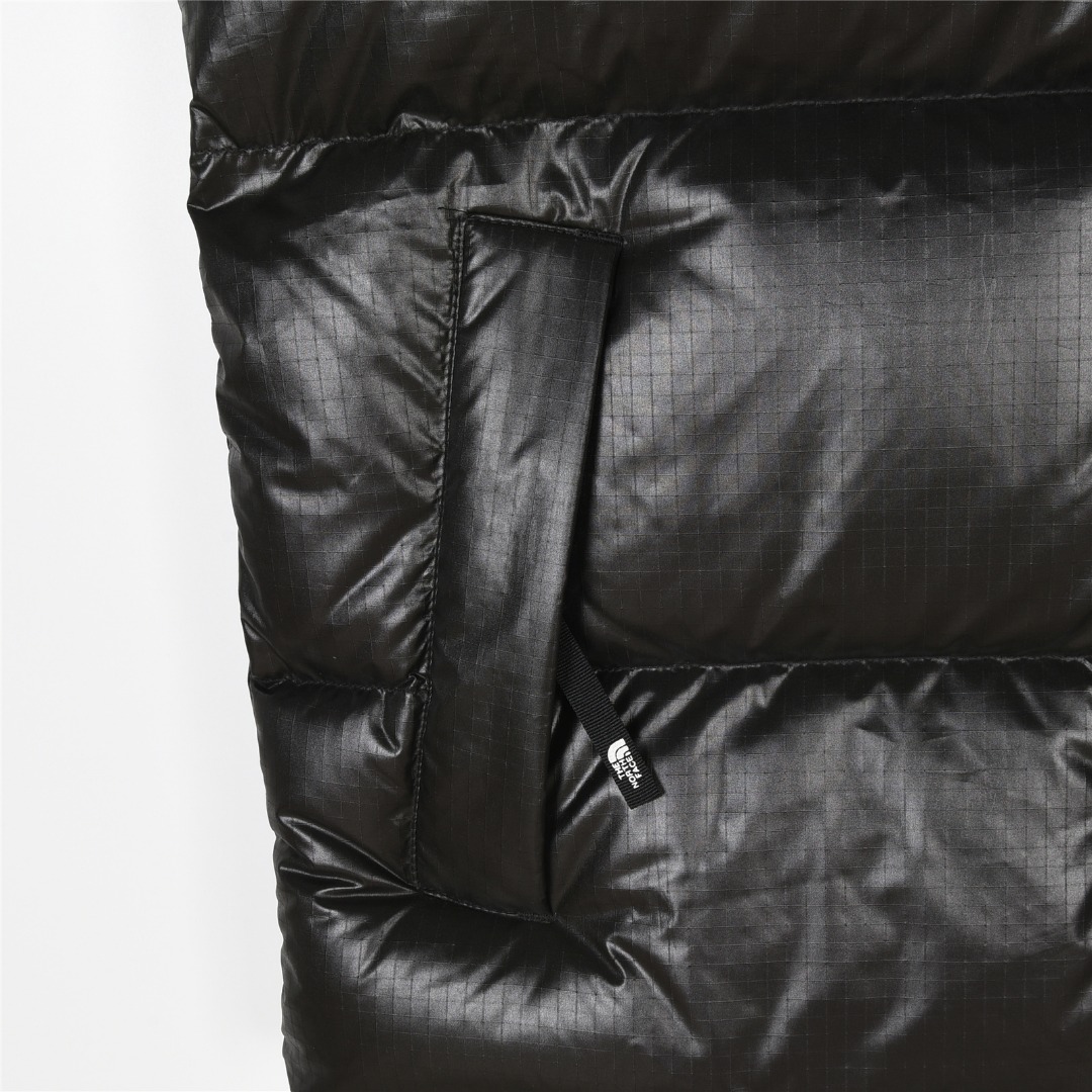 P360
北面大格子亮面马甲
𝐓𝐡𝐞 𝐍𝐨𝐫𝐭𝐡 𝐅𝐚𝐜𝐞/北面Nuptse 1996/炫彩款羽绒马甲/北面马甲
The North Face"的字面含义为山的最寒冷、最艰难一面。它也是The North Face"的产品能够发挥功能的地方。 The North Face。一直致力支持去发现亲近自然。赞助探险家们去征服那些遥远的,人类尚不可触及的角落。 The North Face"的标识,取自于美国Yosemite优胜美地国家公园内的半圆页山Half Dome,这也是等岩爱好者们擎爬花岗石的终极目标。
顶级原版复刻版本就是指目前国内最高版本(没有之一)(匠心做一件放到专柜就是ZP的衣服)
1⃣️ 进口barudan/百灵达绣花机定制万针电绣,采用进口7号针,进口绣线,保证每字饱满、立体、清晰,可称最贵绣标!
2⃣️采用国标90白鸭绒填充,保暖性能更出色,轻便不厚重,压缩后的蓬松度恢复性好!
3⃣️原厂定制40D格子四级防水布料,独家采用原版一致单层布料做法【非市面通货内加胆布】,采用单层布料考验了布料及羽绒必须要达标,防止跑绒,并保证手感及膨松度,内里采用尼龙nylon双重双层封禁设计,不会出现任何跑绒现象,内置抽拉绳扣的可调节下摆,可防风防寒!
4⃣️拉链采用吉田YKK原厂定制,刻字清晰,质感完美顺滑.
5⃣️辅料及扣子均采用原版一样铜芯弹簧【非市面铁芯弹簧】
北面羽绒服,不吹嘘,目前能比我们做的更好的几乎没有!
S+用心做一件原版产品,让每一位客户有底气去给他的客户介绍说:这个是国内最顶级复刻版本。
好的产品不需要过多软文去衬托,
只有垃圾产品才会吹嘘:原单ZP 用洒洒洋洋几千字来打动消费者!
虽是F货但不输ZP!
支持15天无理由退货(不影响二次销售)
码数:XS S M L XL XXL