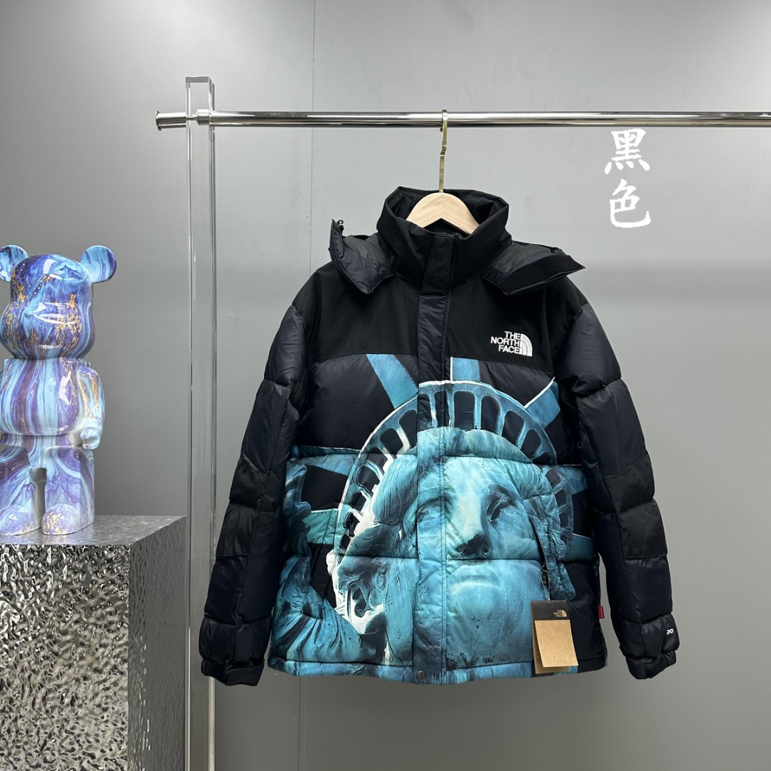 [庆祝][庆祝][庆祝]特价199 𝗧𝗛𝗘 𝗡𝗢𝗥𝗧𝗛 𝗙𝗔𝗖𝗘/北面 SUP联名自由女神羽绒服 

Supreme FW19 Week 10 X The North Face Statue of Liberty Baltoro Jacket Yellow/自由女神/北面/羽绒服  

 The North Face"的字面含义为山的最寒冷、最艰难一面。它也是The North Face"的产品能够发挥功能的地方。 The North Face。一直致力支持去发现亲近自然。赞助探险家们去征服那些遥远的,人类尚不可触及的角落。 The North Face"的标识,取自于美国Yosemite优胜美地国家公园内的半圆页山Half Dome,这也是等岩爱好者们擎爬花岗石的终极目标。  

产品信息： 
1⃣ 填充：RDS认证高品质700高蓬松鹅绒/克重400g 
2⃣  面料：盛泽原厂高密度户外轻度防水材料 
3⃣  拉链：YKK吉田ISO 9000品质顶级ZP拉链 
4⃣  内胆：340T高端羽绒服防跑绒材料 
5⃣  特性：为冬季户外提供保暖呵护，保暖性出色，穿着轻便不厚重。

颜色：黄色、红色、黑色

尺码：𝗫𝗦-𝗦-𝗠-𝗟-𝗫𝗟