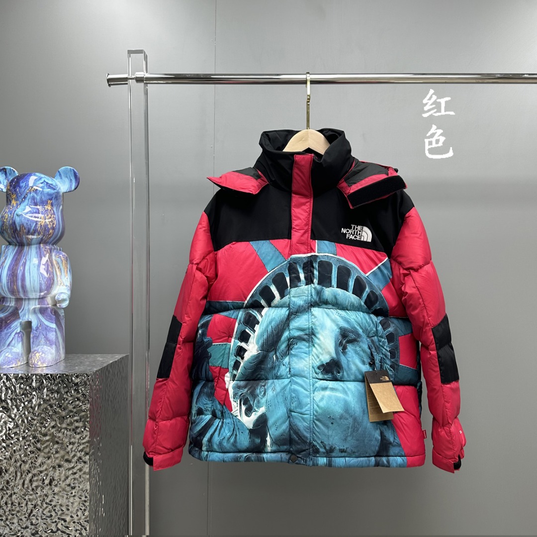 [庆祝][庆祝][庆祝]特价199 𝗧𝗛𝗘 𝗡𝗢𝗥𝗧𝗛 𝗙𝗔𝗖𝗘/北面 SUP联名自由女神羽绒服 

Supreme FW19 Week 10 X The North Face Statue of Liberty Baltoro Jacket Yellow/自由女神/北面/羽绒服  

 The North Face"的字面含义为山的最寒冷、最艰难一面。它也是The North Face"的产品能够发挥功能的地方。 The North Face。一直致力支持去发现亲近自然。赞助探险家们去征服那些遥远的,人类尚不可触及的角落。 The North Face"的标识,取自于美国Yosemite优胜美地国家公园内的半圆页山Half Dome,这也是等岩爱好者们擎爬花岗石的终极目标。  

产品信息： 
1⃣ 填充：RDS认证高品质700高蓬松鹅绒/克重400g 
2⃣  面料：盛泽原厂高密度户外轻度防水材料 
3⃣  拉链：YKK吉田ISO 9000品质顶级ZP拉链 
4⃣  内胆：340T高端羽绒服防跑绒材料 
5⃣  特性：为冬季户外提供保暖呵护，保暖性出色，穿着轻便不厚重。

颜色：黄色、红色、黑色

尺码：𝗫𝗦-𝗦-𝗠-𝗟-𝗫𝗟