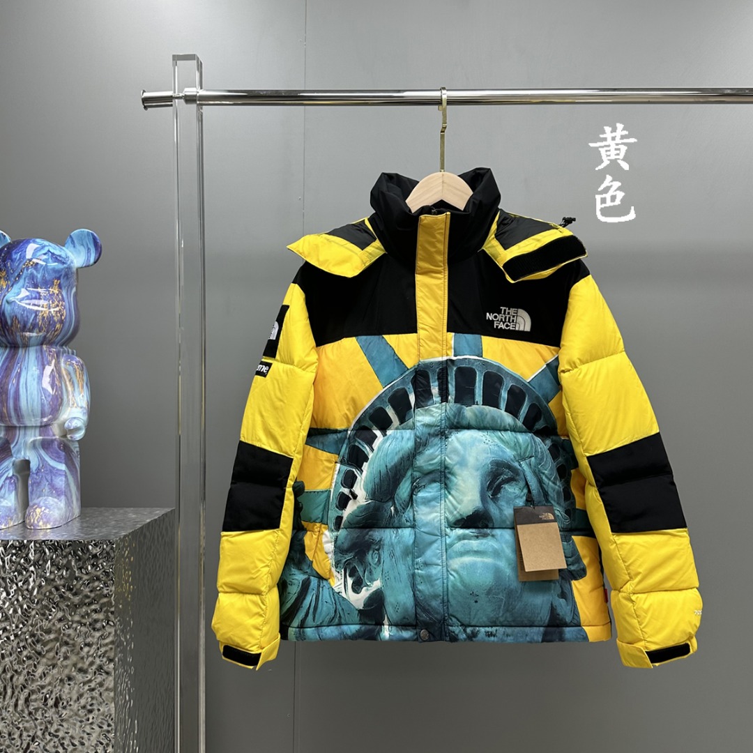 [庆祝][庆祝][庆祝]特价199 𝗧𝗛𝗘 𝗡𝗢𝗥𝗧𝗛 𝗙𝗔𝗖𝗘/北面 SUP联名自由女神羽绒服 

Supreme FW19 Week 10 X The North Face Statue of Liberty Baltoro Jacket Yellow/自由女神/北面/羽绒服  

 The North Face"的字面含义为山的最寒冷、最艰难一面。它也是The North Face"的产品能够发挥功能的地方。 The North Face。一直致力支持去发现亲近自然。赞助探险家们去征服那些遥远的,人类尚不可触及的角落。 The North Face"的标识,取自于美国Yosemite优胜美地国家公园内的半圆页山Half Dome,这也是等岩爱好者们擎爬花岗石的终极目标。  

产品信息： 
1⃣ 填充：RDS认证高品质700高蓬松鹅绒/克重400g 
2⃣  面料：盛泽原厂高密度户外轻度防水材料 
3⃣  拉链：YKK吉田ISO 9000品质顶级ZP拉链 
4⃣  内胆：340T高端羽绒服防跑绒材料 
5⃣  特性：为冬季户外提供保暖呵护，保暖性出色，穿着轻便不厚重。

颜色：黄色、红色、黑色

尺码：𝗫𝗦-𝗦-𝗠-𝗟-𝗫𝗟