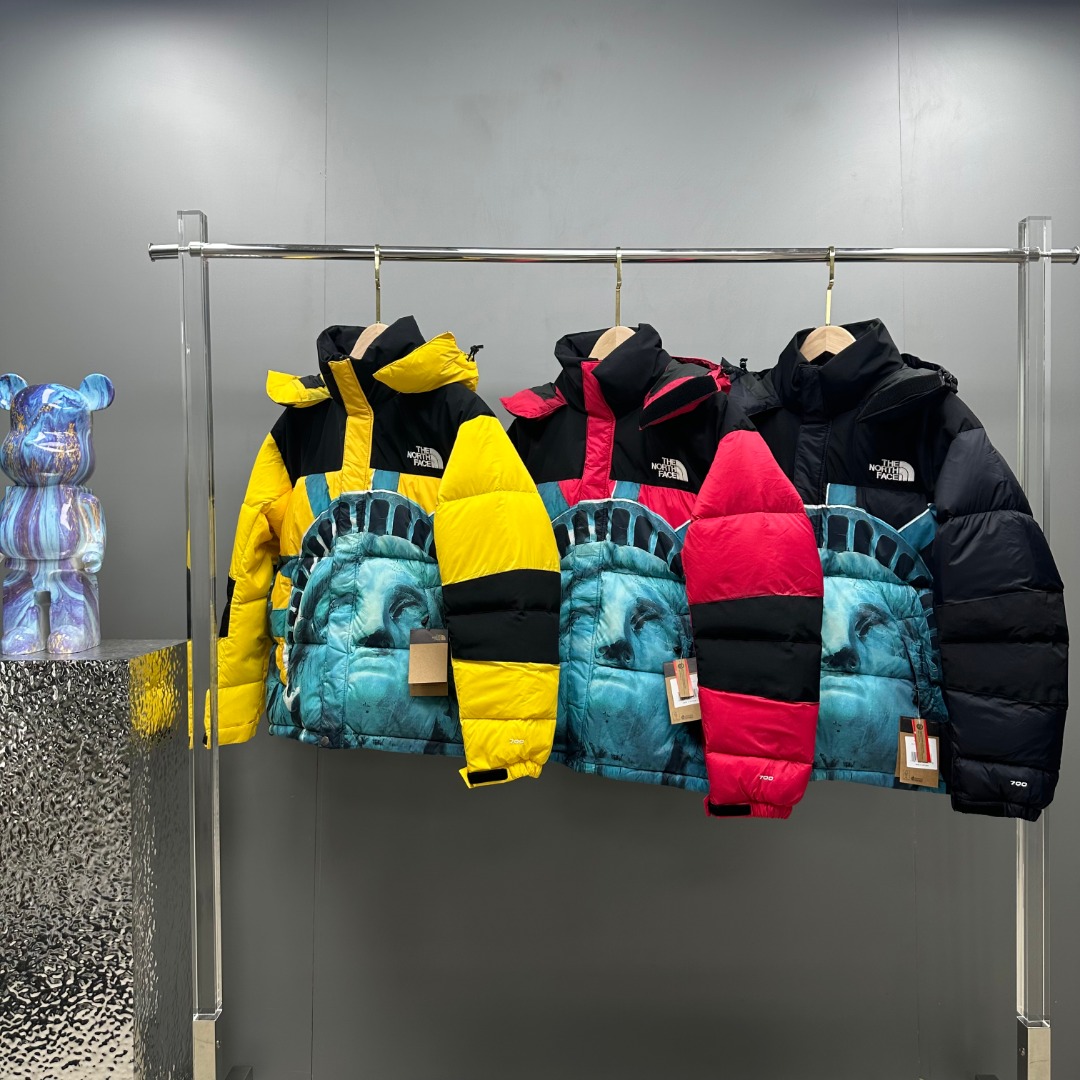 [庆祝][庆祝][庆祝]特价199 𝗧𝗛𝗘 𝗡𝗢𝗥𝗧𝗛 𝗙𝗔𝗖𝗘/北面 SUP联名自由女神羽绒服 

Supreme FW19 Week 10 X The North Face Statue of Liberty Baltoro Jacket Yellow/自由女神/北面/羽绒服  

 The North Face"的字面含义为山的最寒冷、最艰难一面。它也是The North Face"的产品能够发挥功能的地方。 The North Face。一直致力支持去发现亲近自然。赞助探险家们去征服那些遥远的,人类尚不可触及的角落。 The North Face"的标识,取自于美国Yosemite优胜美地国家公园内的半圆页山Half Dome,这也是等岩爱好者们擎爬花岗石的终极目标。  

产品信息： 
1⃣ 填充：RDS认证高品质700高蓬松鹅绒/克重400g 
2⃣  面料：盛泽原厂高密度户外轻度防水材料 
3⃣  拉链：YKK吉田ISO 9000品质顶级ZP拉链 
4⃣  内胆：340T高端羽绒服防跑绒材料 
5⃣  特性：为冬季户外提供保暖呵护，保暖性出色，穿着轻便不厚重。

颜色：黄色、红色、黑色

尺码：𝗫𝗦-𝗦-𝗠-𝗟-𝗫𝗟