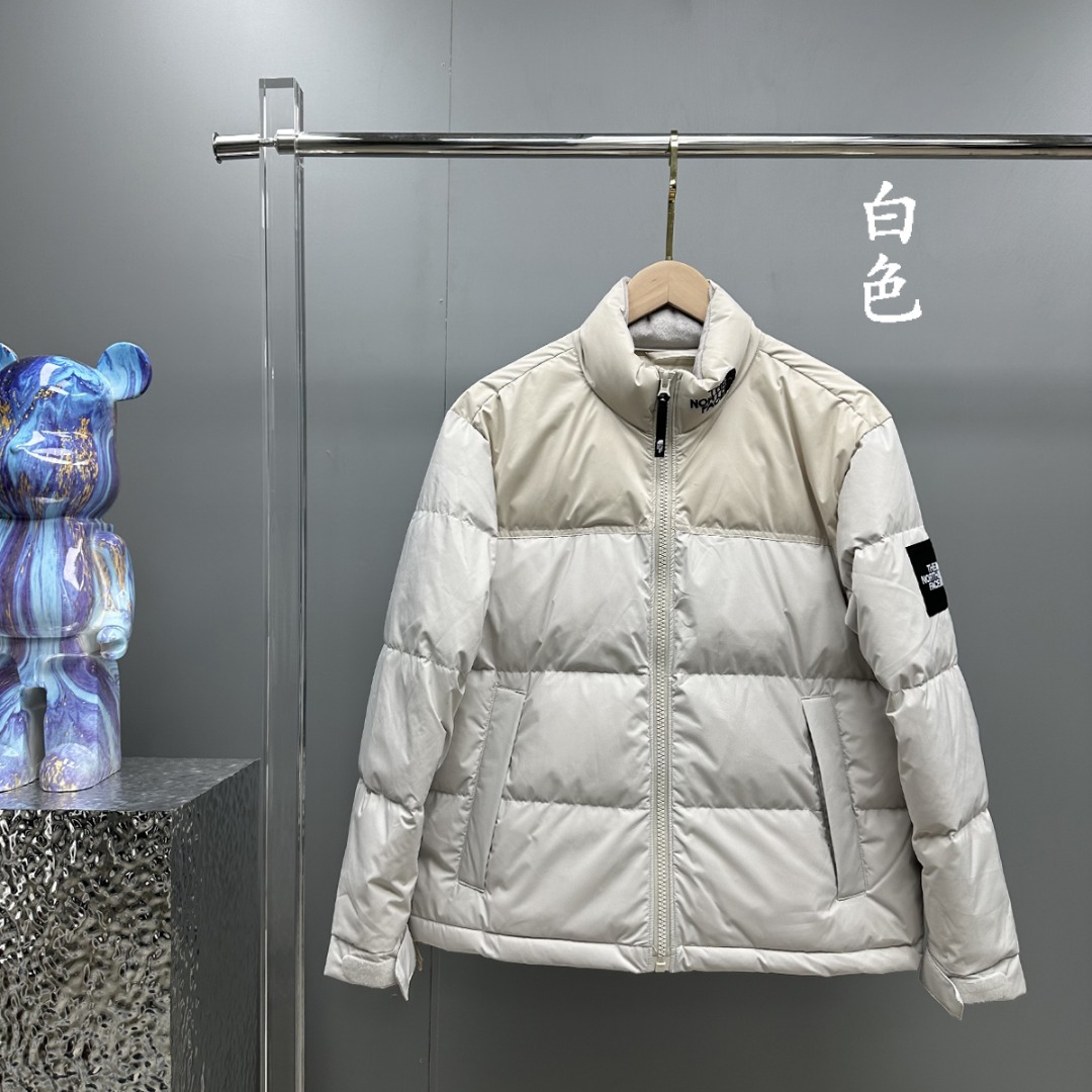 𝗧𝗛𝗘 𝗡𝗢𝗥𝗧𝗛 𝗙𝗔𝗖𝗘/北面  LOGO刺绣立领羽绒服

The North Face"的字面含义为山的最寒冷、最艰难一面。它也是The North Face"的产品能够发挥功能的地方。 The North Face。一直致力支持去发现亲近自然。赞助探险家们去征服那些遥远的,人类尚不可触及的角落。 The North Face"的标识,取自于美国Yosemite优胜美地国家公园内的半圆页山Half Dome,这也是等岩爱好者们擎爬花岗石的终极目标。 

顶级原版复刻版本就是指目前国内最高版本（没有之一）（匠心做一件放到专柜就是ZP的衣服）

1⃣️ 进口barudan/百灵达绣花机定制万针电绣，采用进口7号针，进口绣线，保证每字饱满、立体、清晰，可称最贵绣标！

2⃣️采用白鸭绒填充，保暖性能更出色，轻便不厚重，压缩后的蓬松度恢复性好！ 

3⃣️原厂定制40D格子四级防水布料，独家采用原版一致单层布料做法【非市面通货内加胆布】，采用单层布料考验了布料及羽绒必须要达标，防止跑绒，并保证手感及膨松度，内里采用尼龙nylon双重双层封禁设计，不会出现任何跑绒现象，内置抽拉绳扣的可调节下摆，可防风防寒！ 

4⃣️拉链采用吉田YKK原厂定制，刻字清晰，质感完美顺滑.

5⃣️辅料及扣子均采用原版一样铜芯弹簧【非市面铁芯弹簧】

颜色：黑色、白色

尺码：𝗫𝗦-𝗦-𝗠-𝗟
