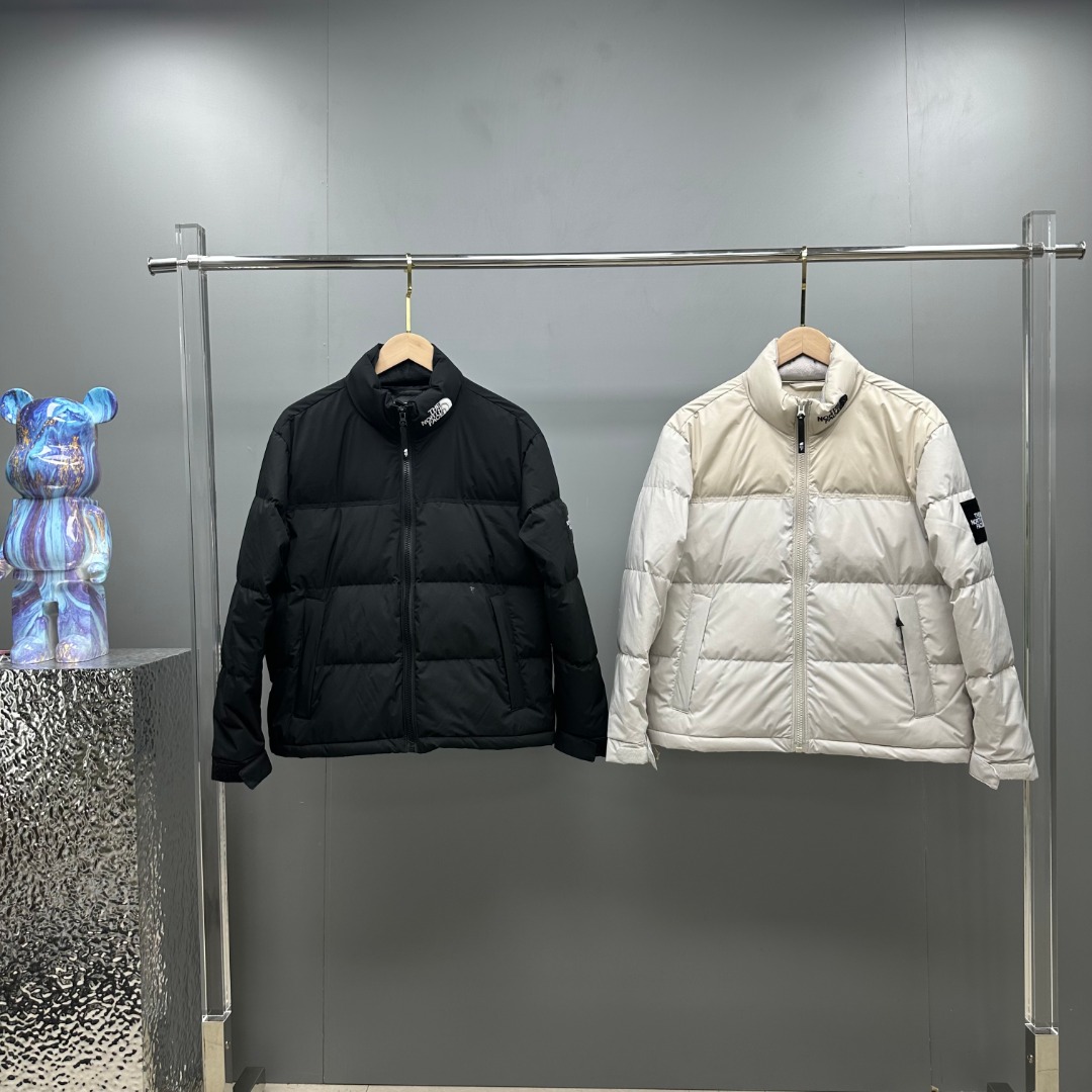𝗧𝗛𝗘 𝗡𝗢𝗥𝗧𝗛 𝗙𝗔𝗖𝗘/北面  LOGO刺绣立领羽绒服

The North Face"的字面含义为山的最寒冷、最艰难一面。它也是The North Face"的产品能够发挥功能的地方。 The North Face。一直致力支持去发现亲近自然。赞助探险家们去征服那些遥远的,人类尚不可触及的角落。 The North Face"的标识,取自于美国Yosemite优胜美地国家公园内的半圆页山Half Dome,这也是等岩爱好者们擎爬花岗石的终极目标。 

顶级原版复刻版本就是指目前国内最高版本（没有之一）（匠心做一件放到专柜就是ZP的衣服）

1⃣️ 进口barudan/百灵达绣花机定制万针电绣，采用进口7号针，进口绣线，保证每字饱满、立体、清晰，可称最贵绣标！

2⃣️采用白鸭绒填充，保暖性能更出色，轻便不厚重，压缩后的蓬松度恢复性好！ 

3⃣️原厂定制40D格子四级防水布料，独家采用原版一致单层布料做法【非市面通货内加胆布】，采用单层布料考验了布料及羽绒必须要达标，防止跑绒，并保证手感及膨松度，内里采用尼龙nylon双重双层封禁设计，不会出现任何跑绒现象，内置抽拉绳扣的可调节下摆，可防风防寒！ 

4⃣️拉链采用吉田YKK原厂定制，刻字清晰，质感完美顺滑.

5⃣️辅料及扣子均采用原版一样铜芯弹簧【非市面铁芯弹簧】

颜色：黑色、白色

尺码：𝗫𝗦-𝗦-𝗠-𝗟